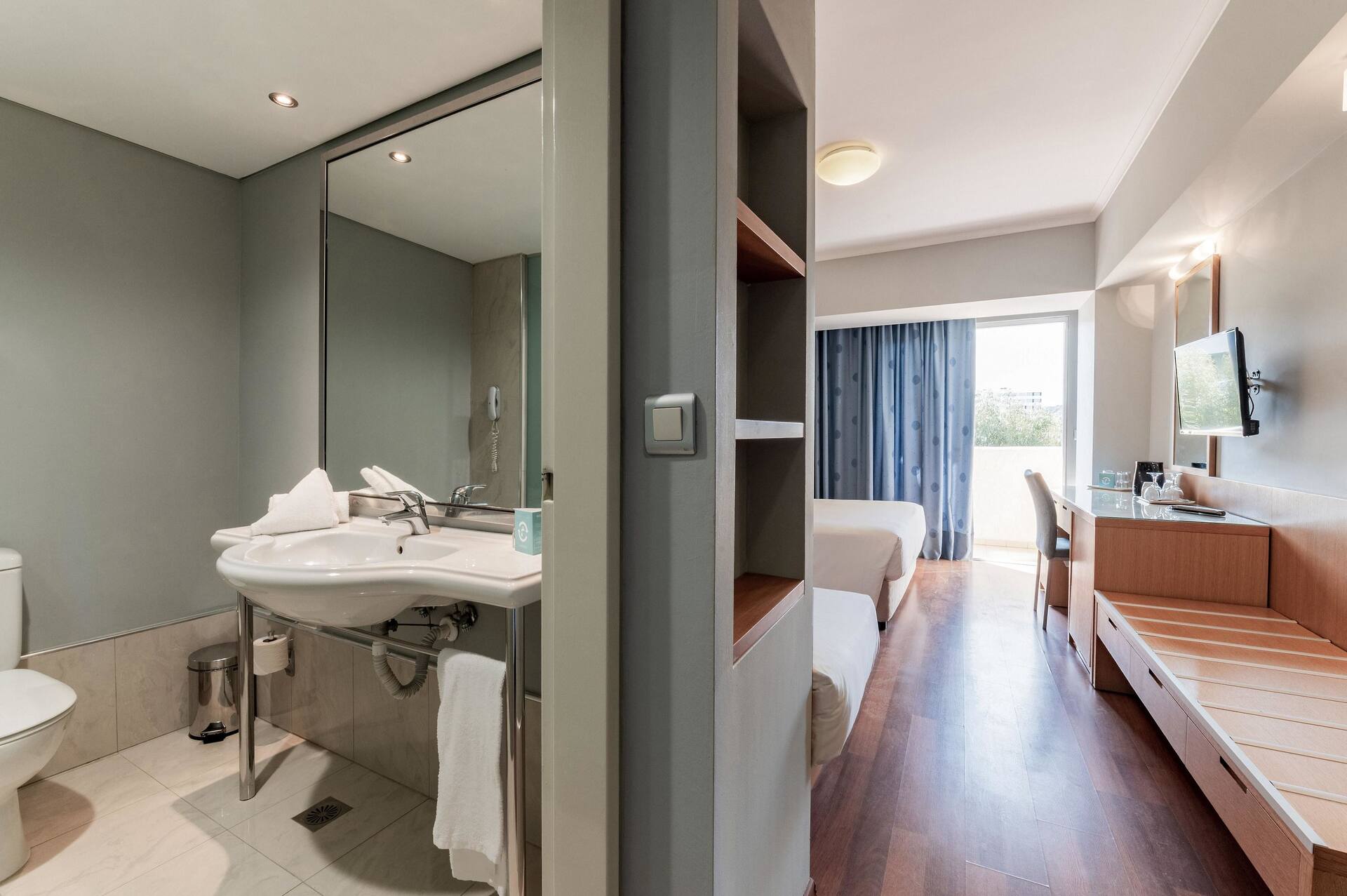 <p>Tilavampi kahden hengen huone</p>