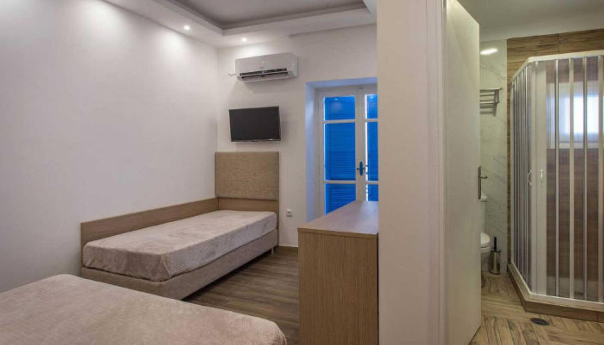 <p>Kolmen hengen huone</p>