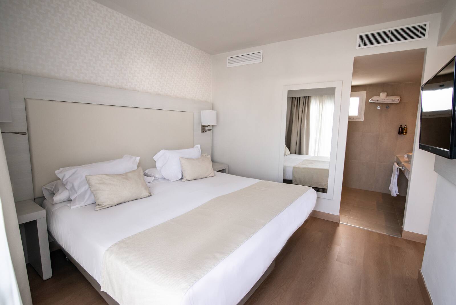 <p>Select -juniorsviitti</p>