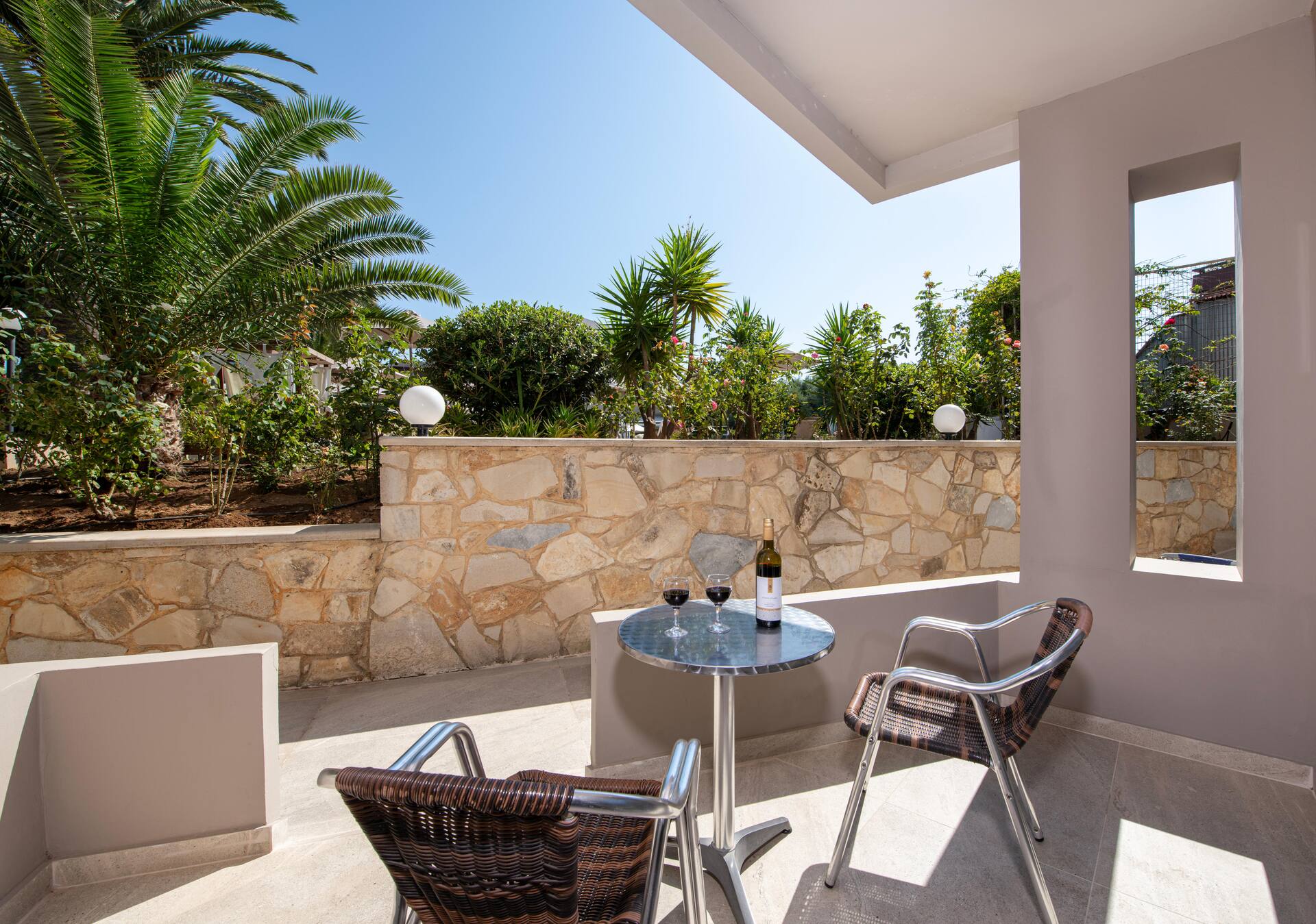 <p>Yksiö alimmassa kerroksessa, terassi</p>