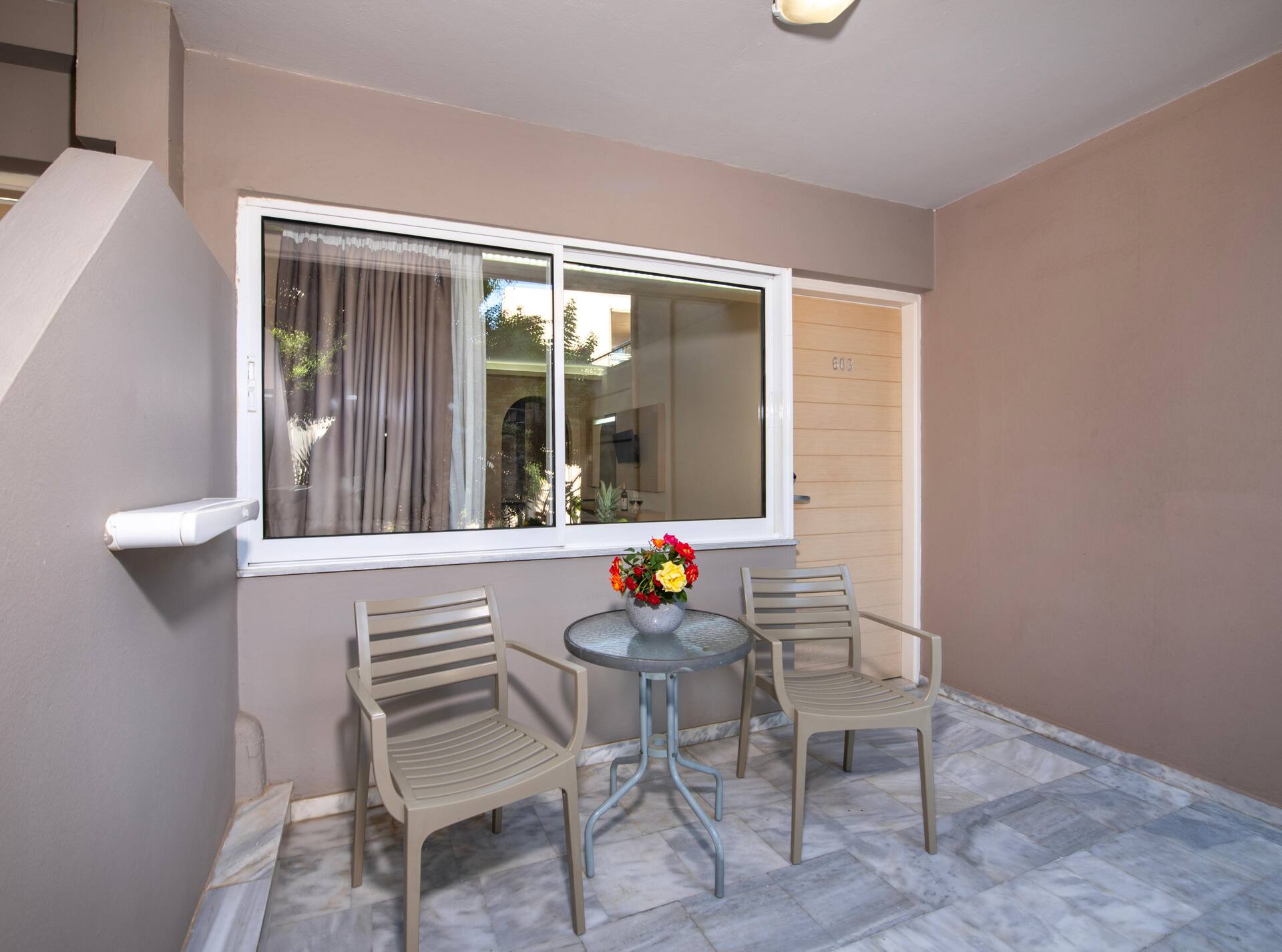 <p>Yksiö alimmassa kerroksessa, terassi</p>