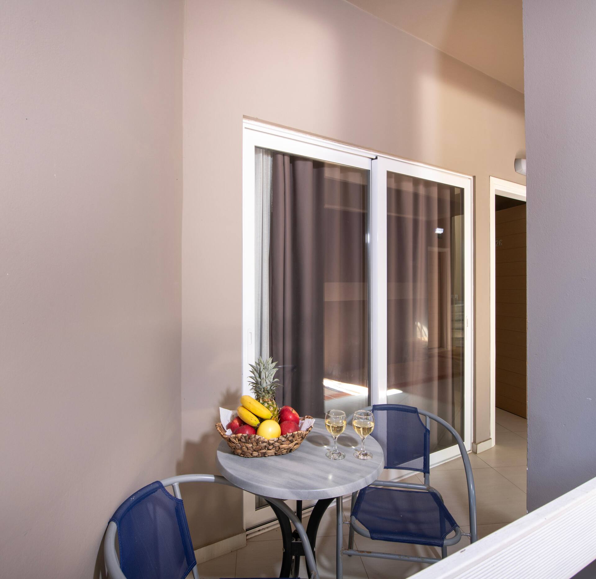 <p>Huoneisto, kaksi makuuhuonetta alimmassa kerroksessa, terassi</p>