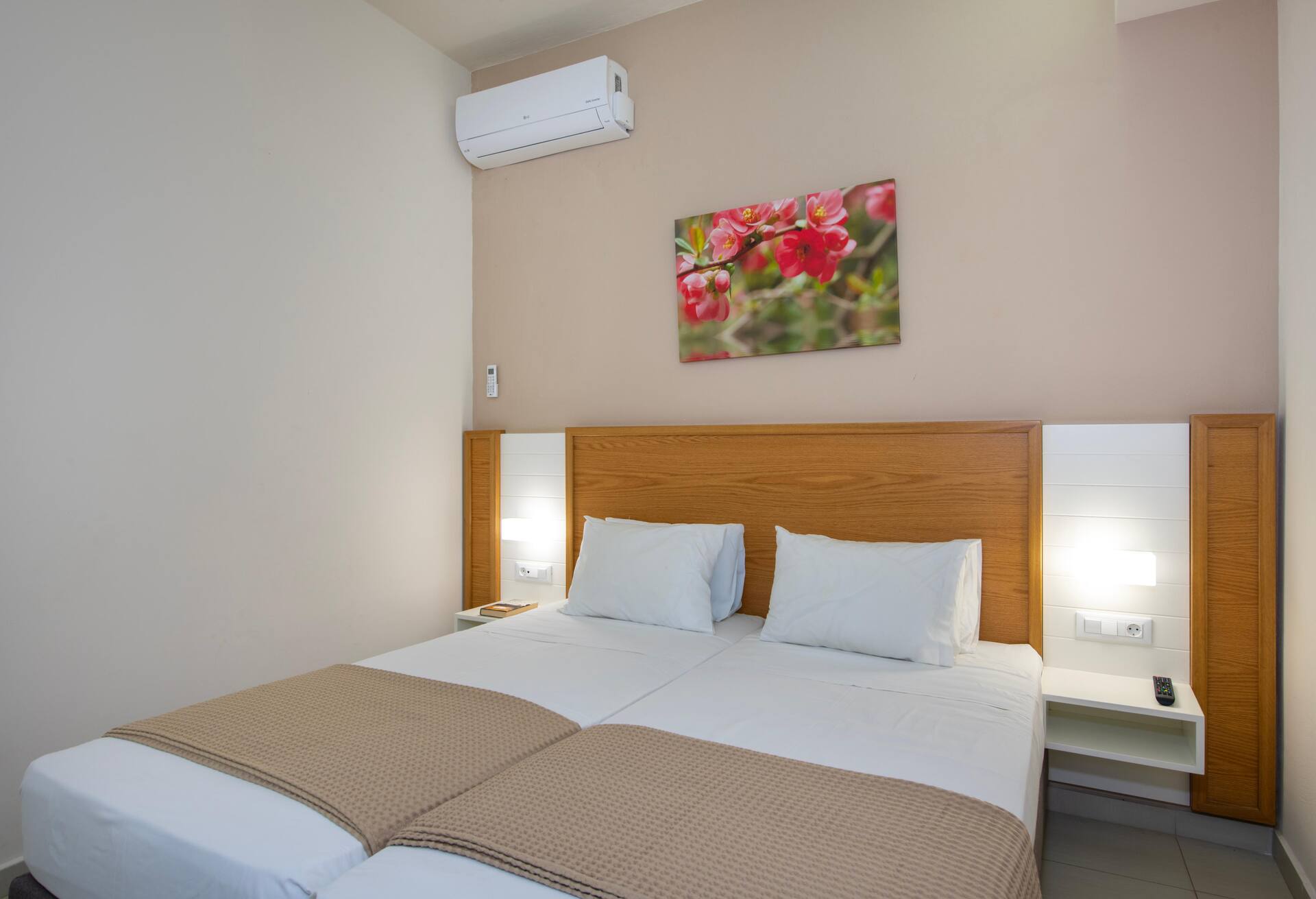 <p>Huoneisto, kaksi makuuhuonetta alimmassa kerroksessa, terassi</p>