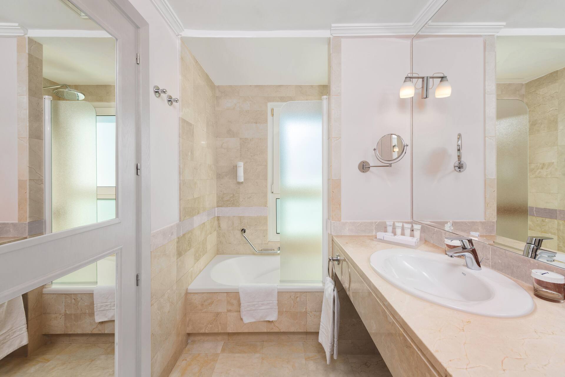 <p>Kahden hengen huone</p>