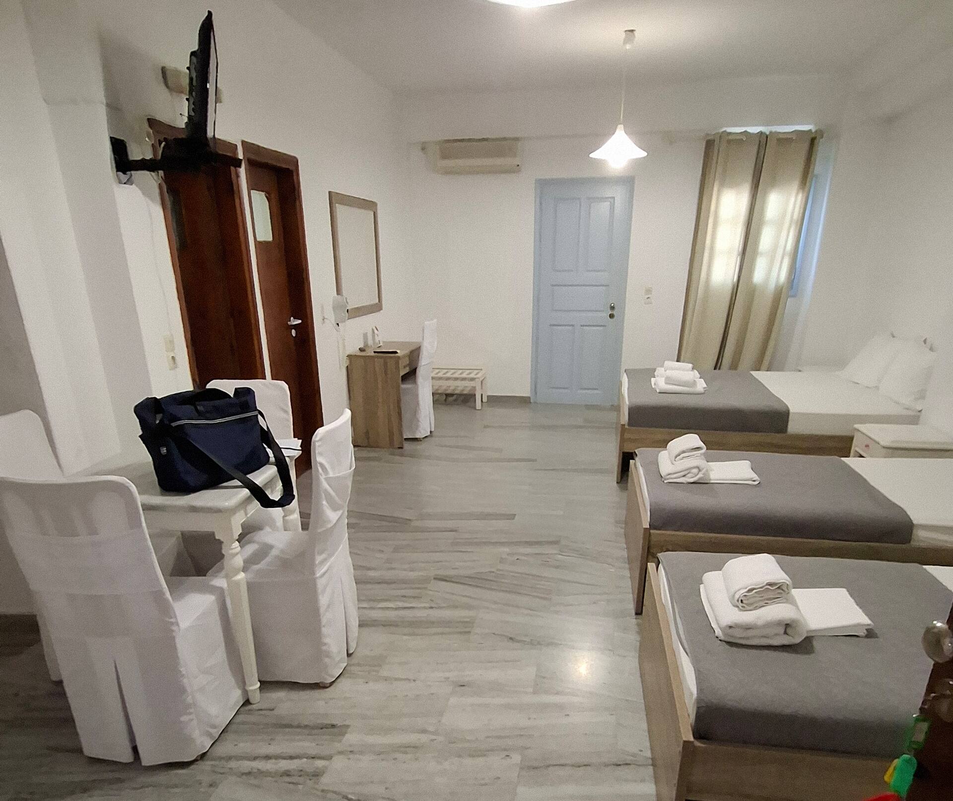 <p>Neljän hengen huone</p>