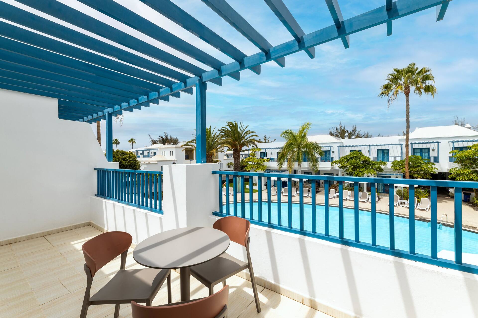 <p>Deluxe-kaksio, näköala uima-altaalle</p>