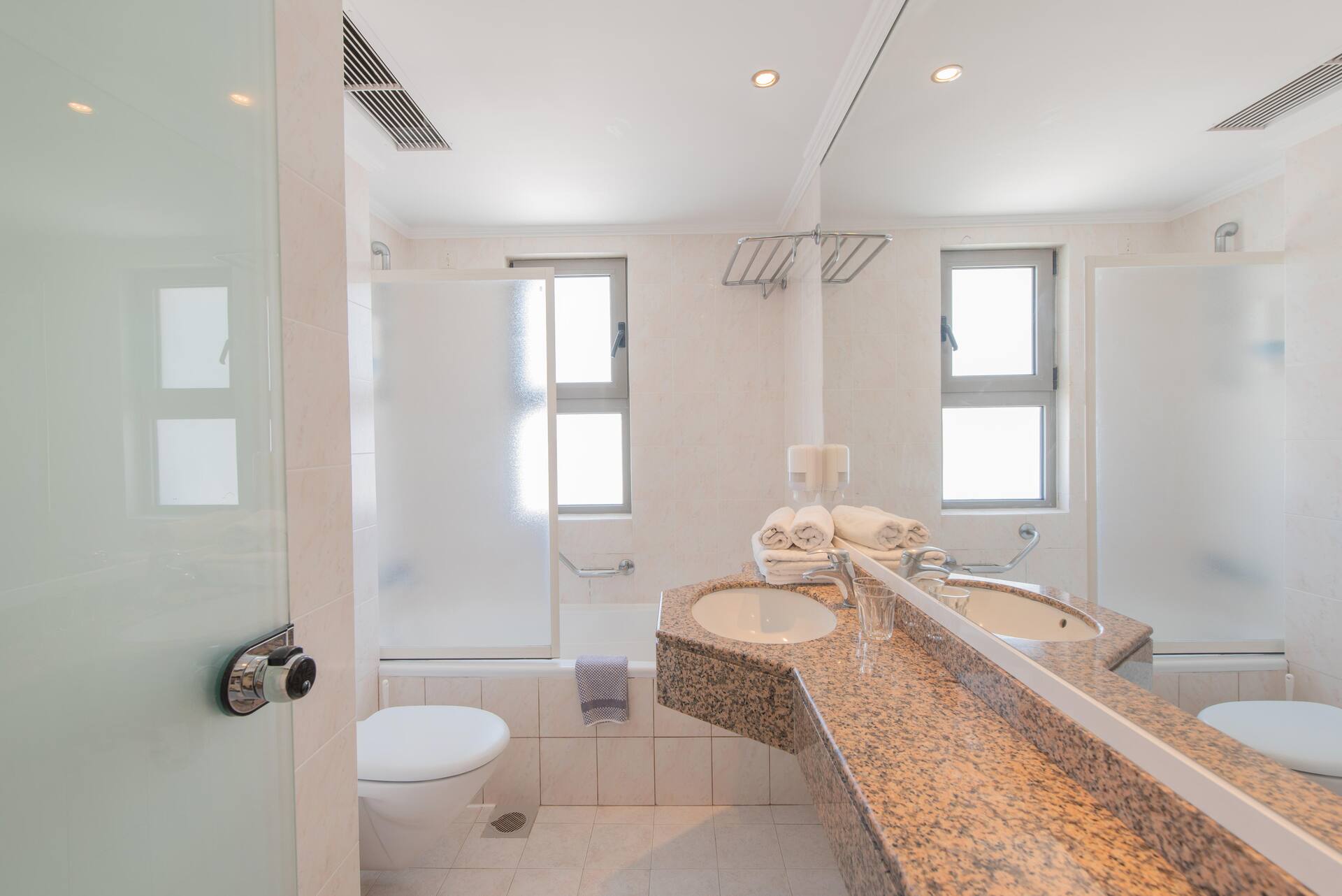 <p>Twin-huone, osittainen merinäköala</p>