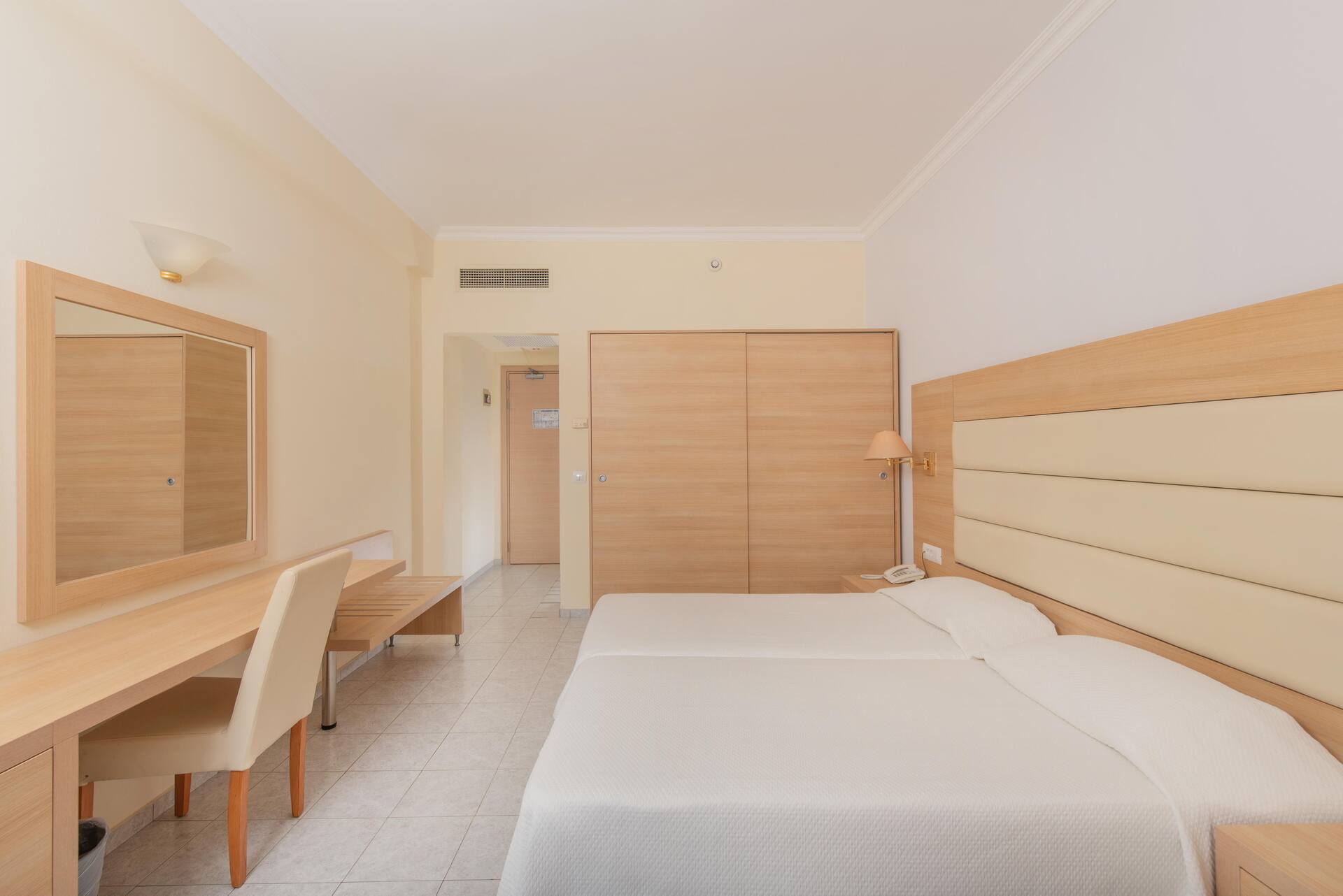 <p>Twin-huone, osittainen merinäköala</p>