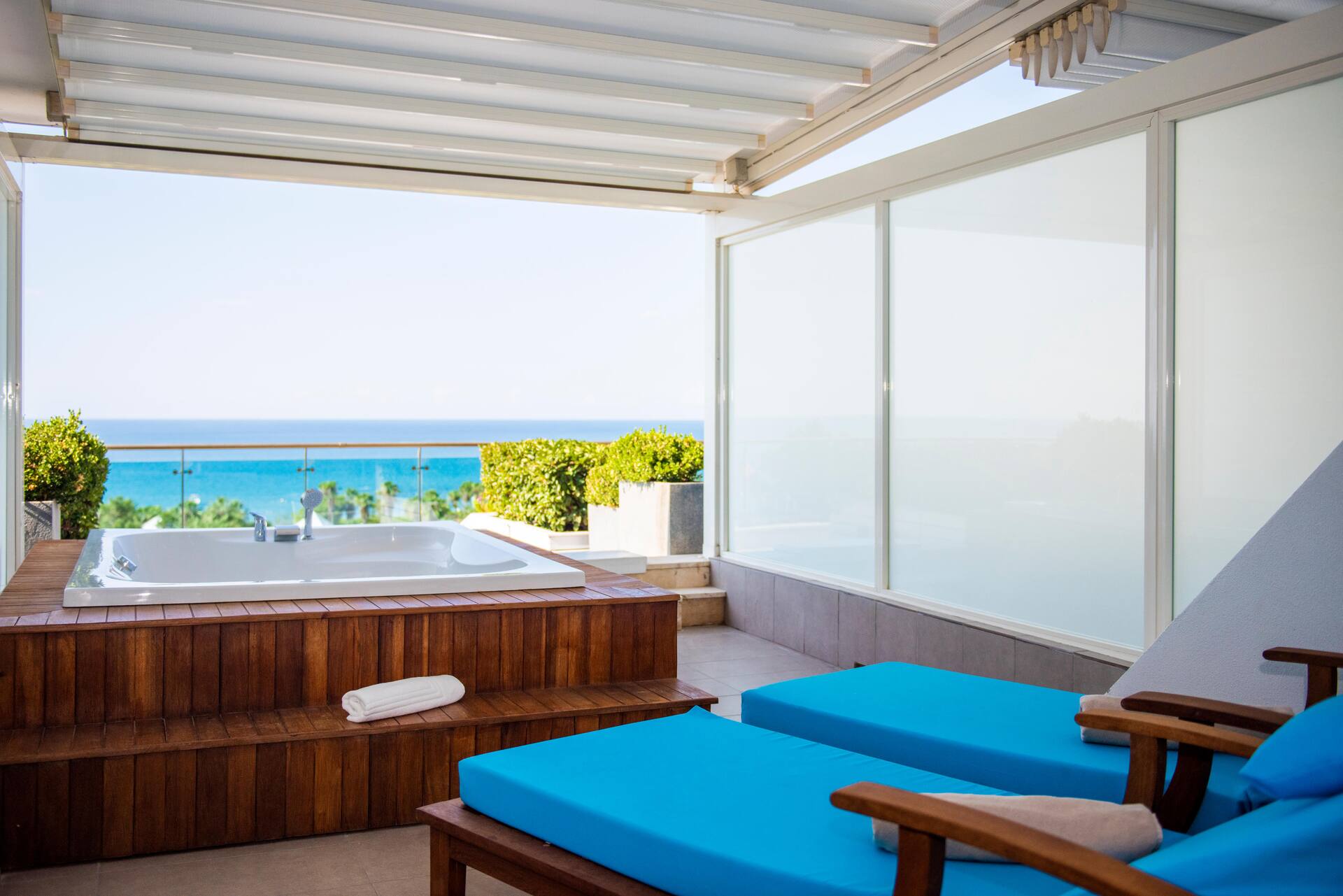 <p>Deluxe-huone, terassilla poreamme</p>