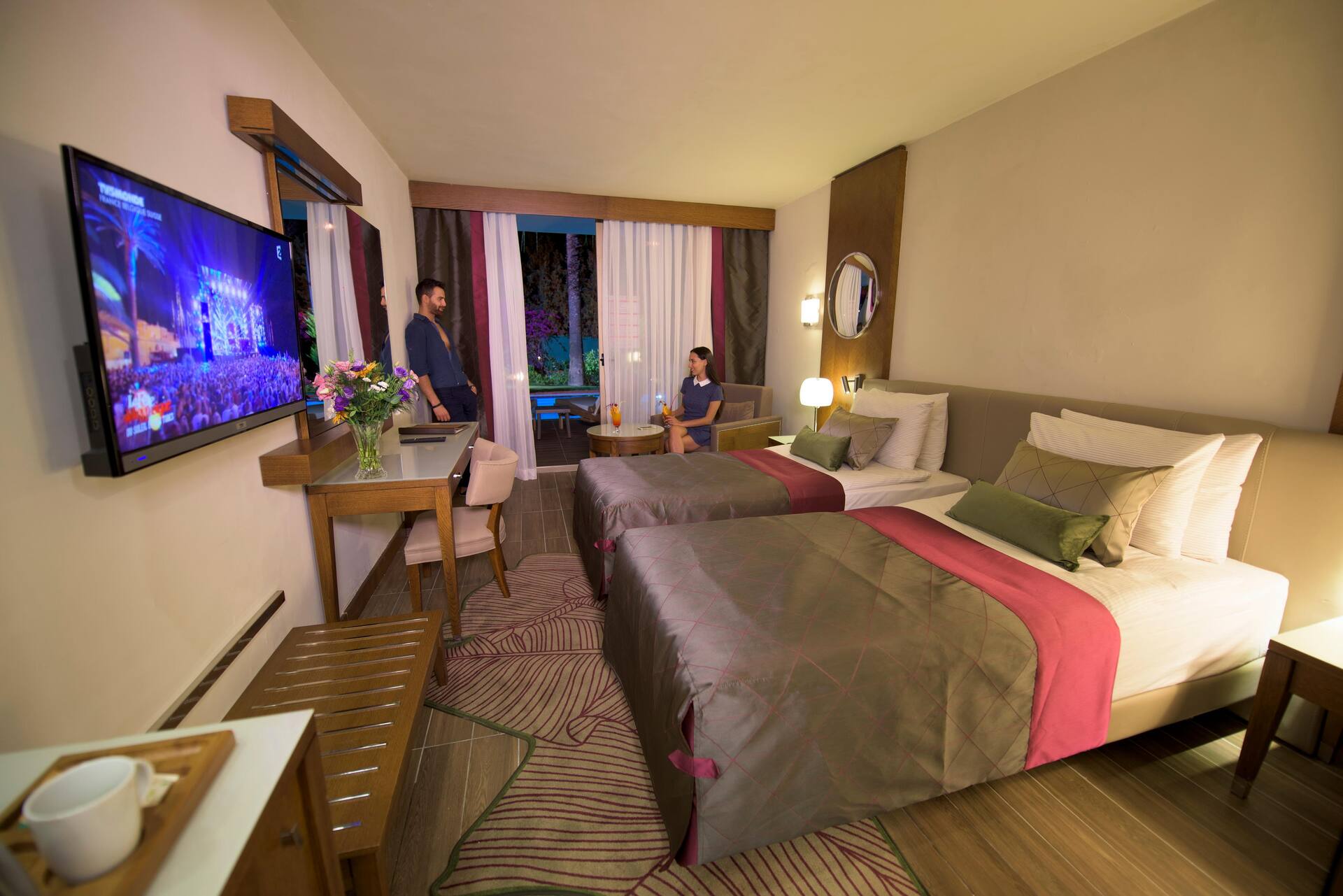 <p>Kahden hengen huone, terassilta käynti uima-altaaseen</p>