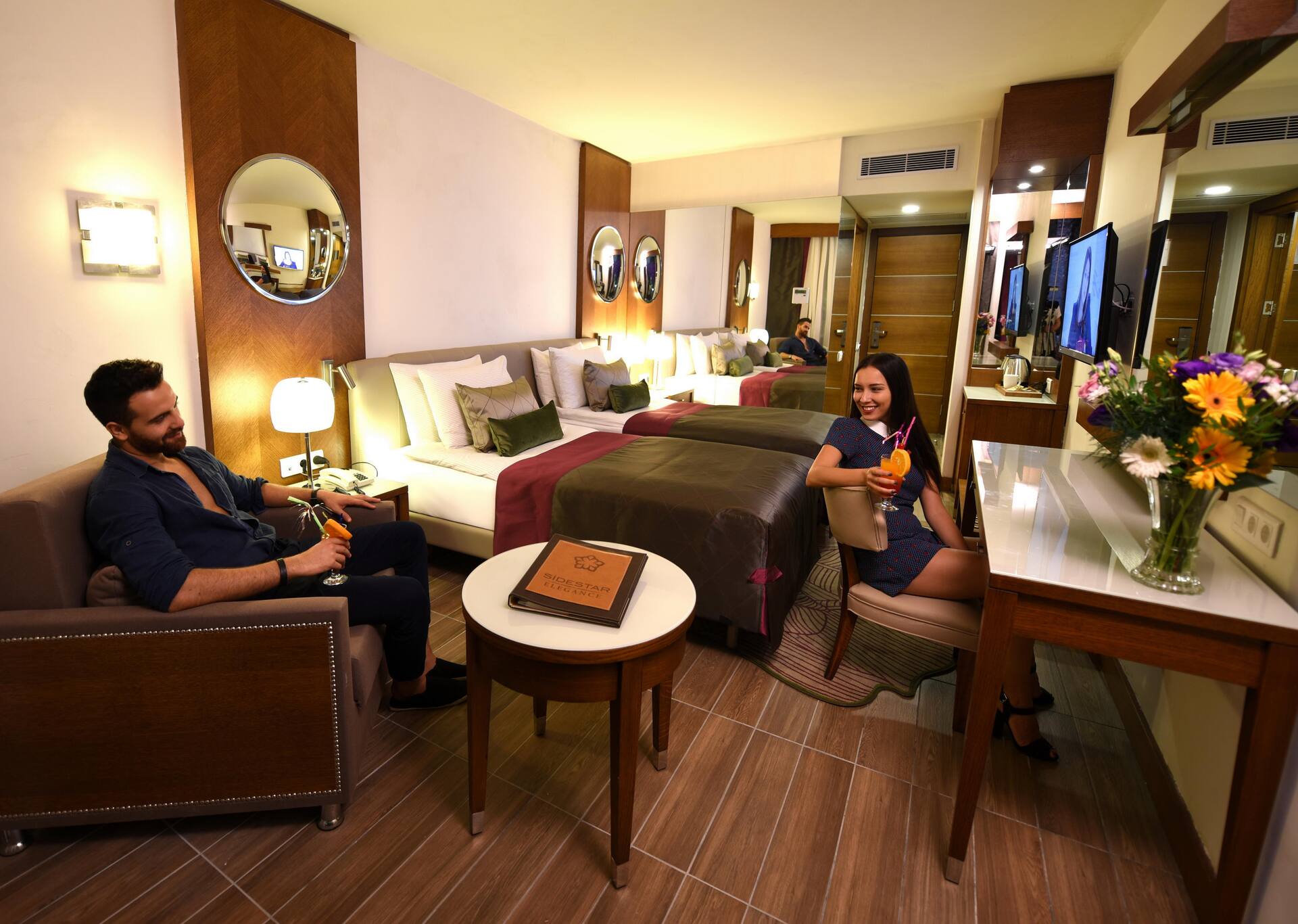 <p>Kahden hengen huone, terassilta käynti uima-altaaseen</p>