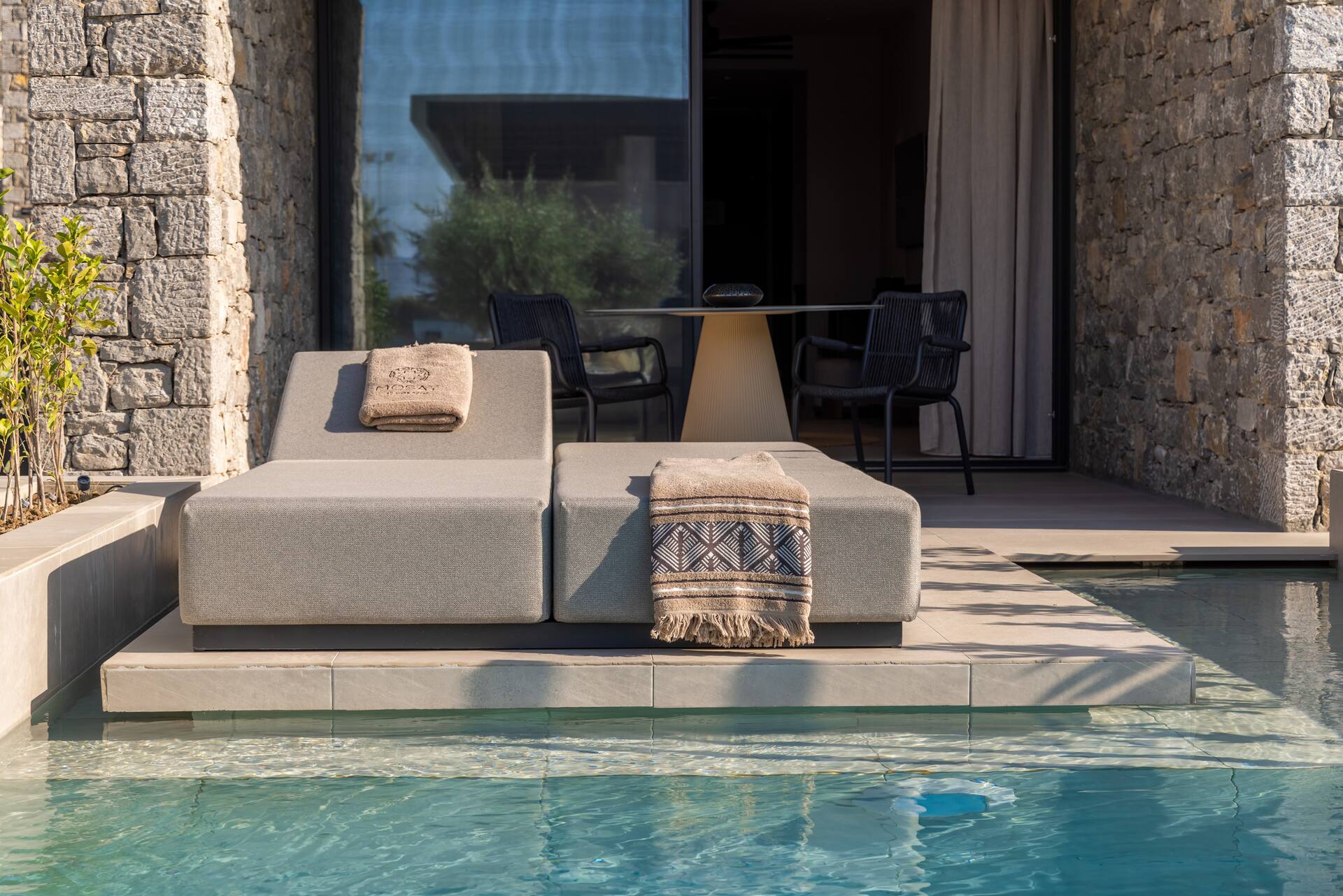 <p>Premium-sviitti, käynti uima-altaaseen</p>