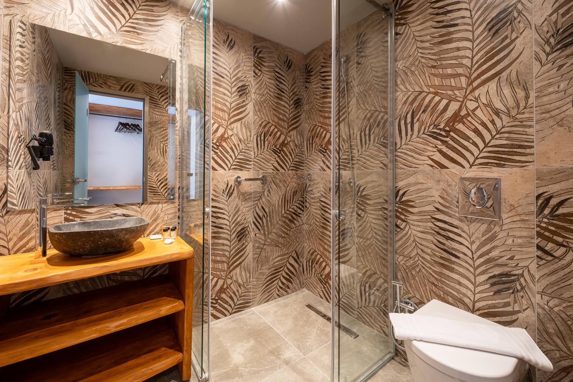 <p>Deluxe-huone, uima-allasnäköala</p>