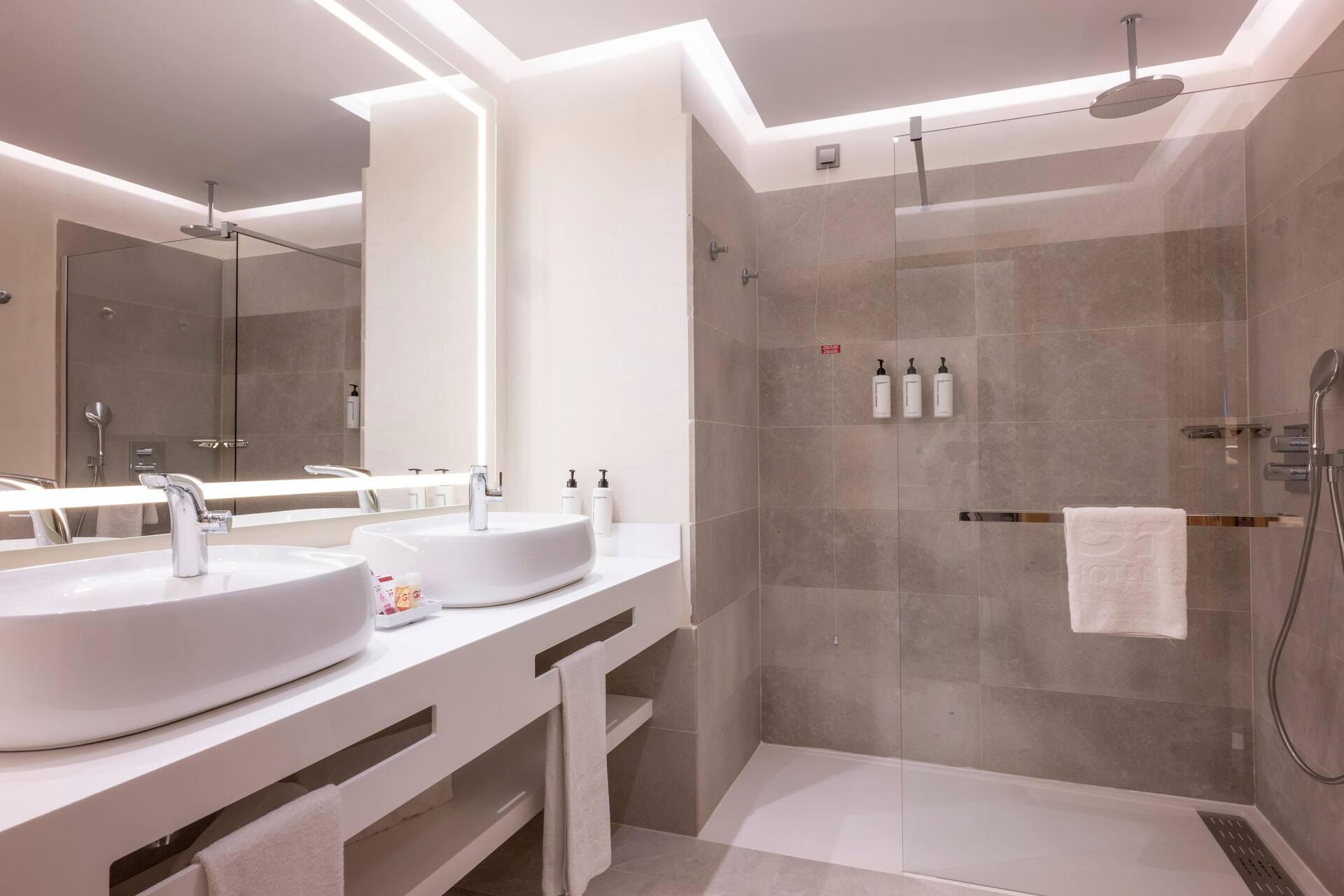 <p>kahden hengen huone / Superior-huone</p>