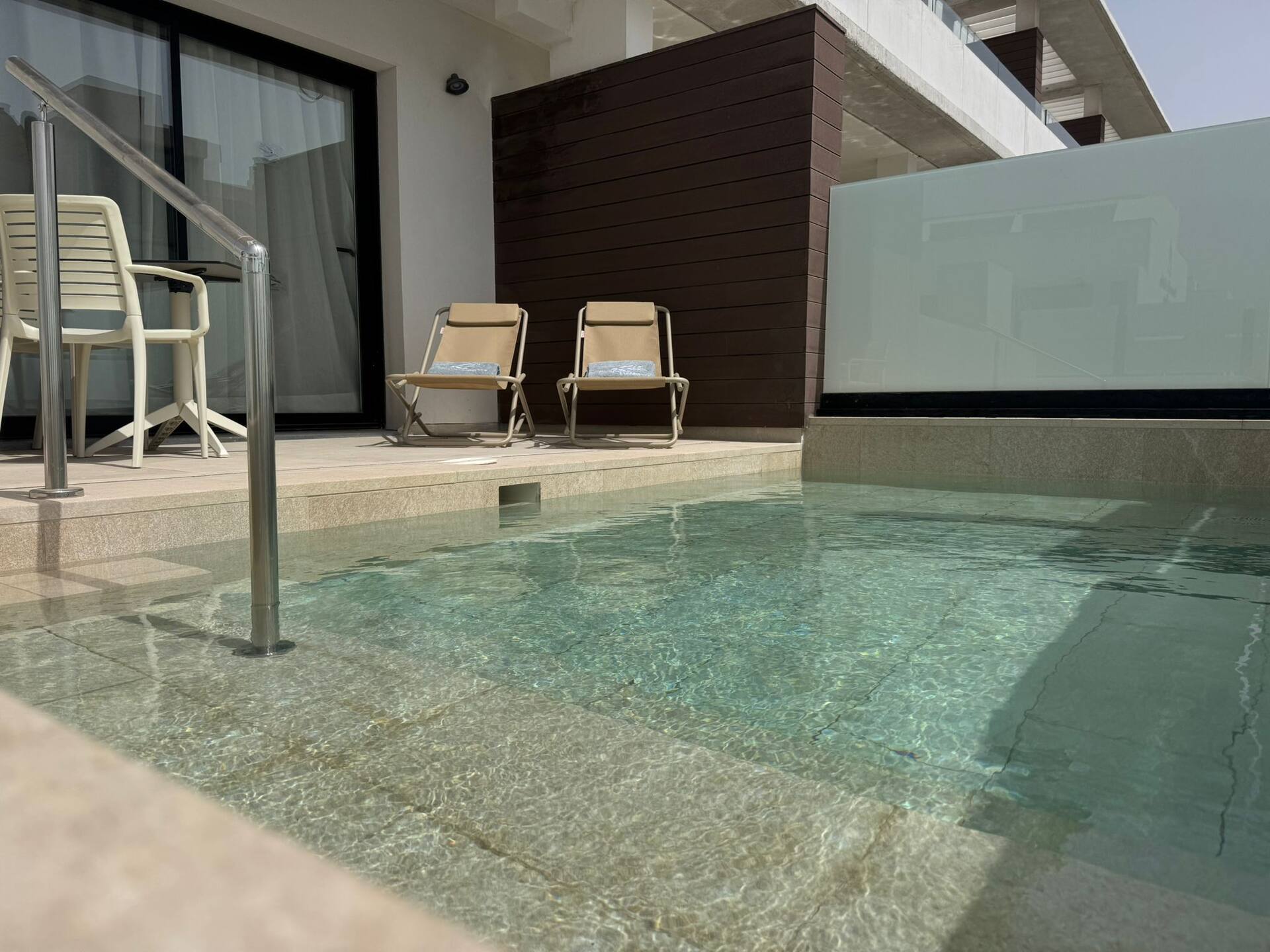 <p>Duplex Suite -huoneisto, kaksi makuuhuonetta, terassi, oma uima-allas</p>