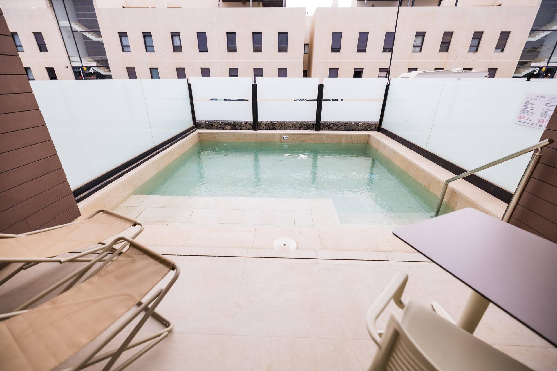 <p>Duplex Suite -huoneisto, kaksi makuuhuonetta, terassi, oma uima-allas</p>