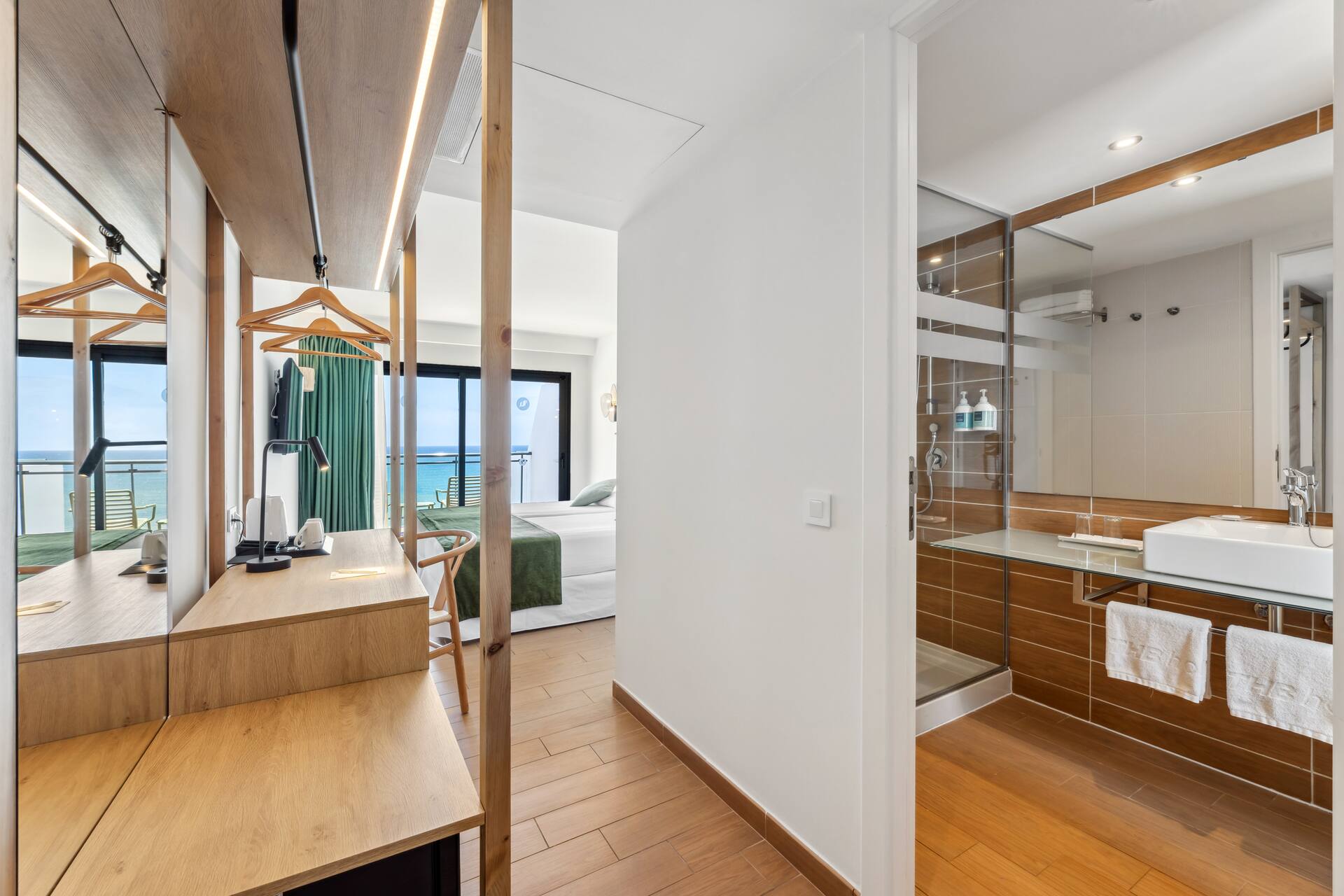 <p>Kahden hengen huone, osittainen merinäköala</p>