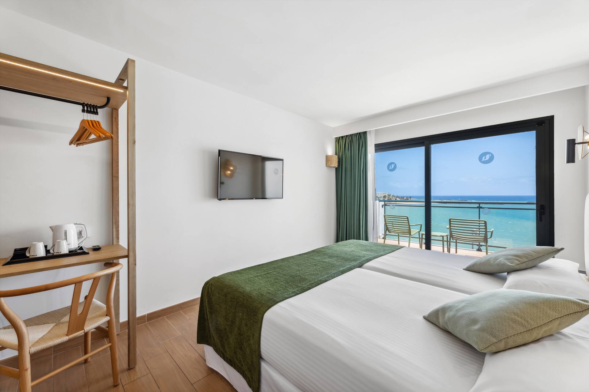 <p>Kahden hengen huone, osittainen merinäköala</p>