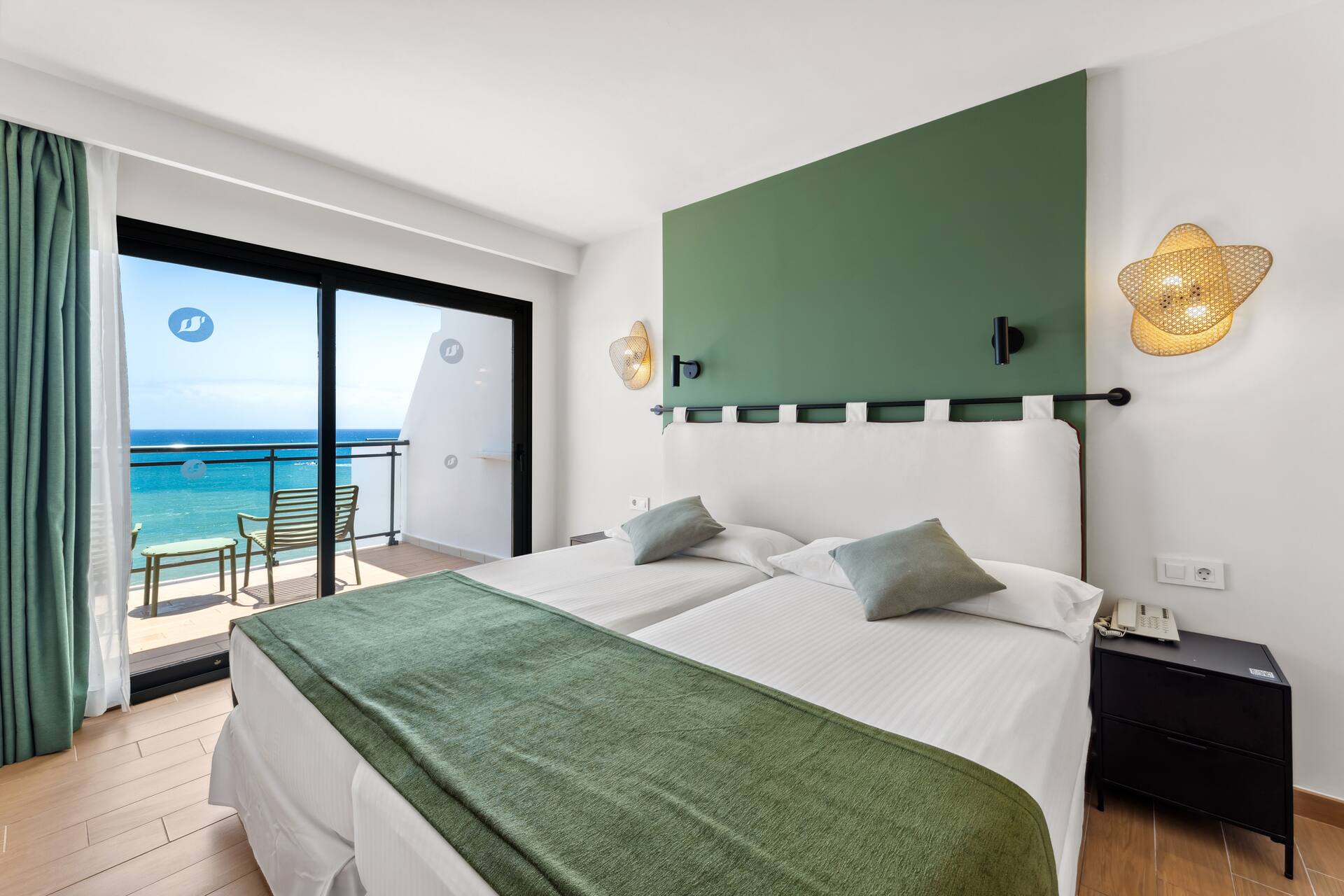 <p>Kahden hengen huone, osittainen merinäköala</p>