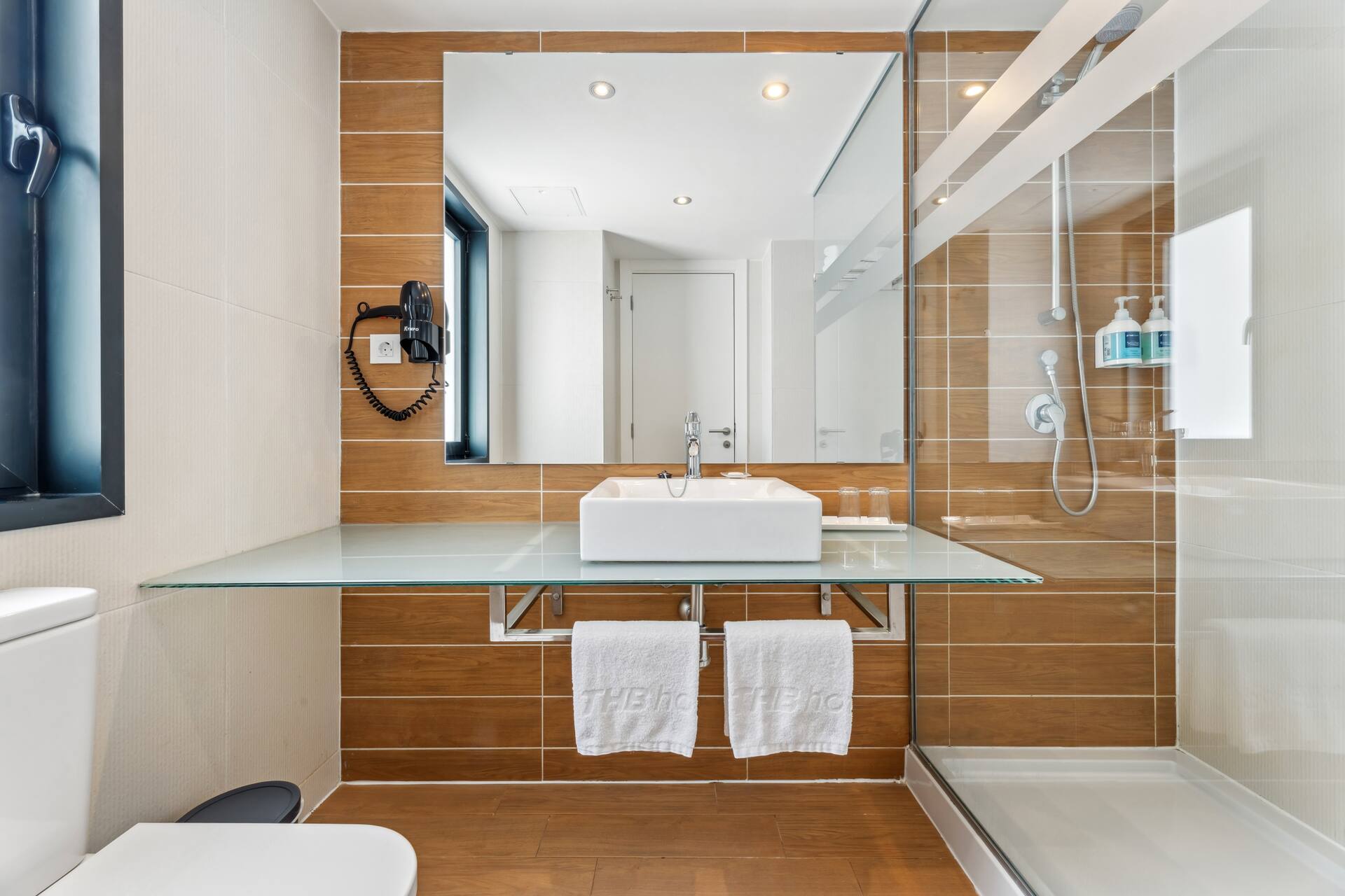 <p>Perhehuone, osittainen merinäköala</p>