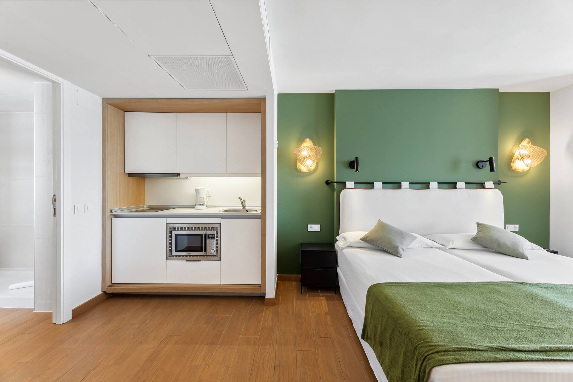 <p>Perhehuone, osittainen merinäköala</p>