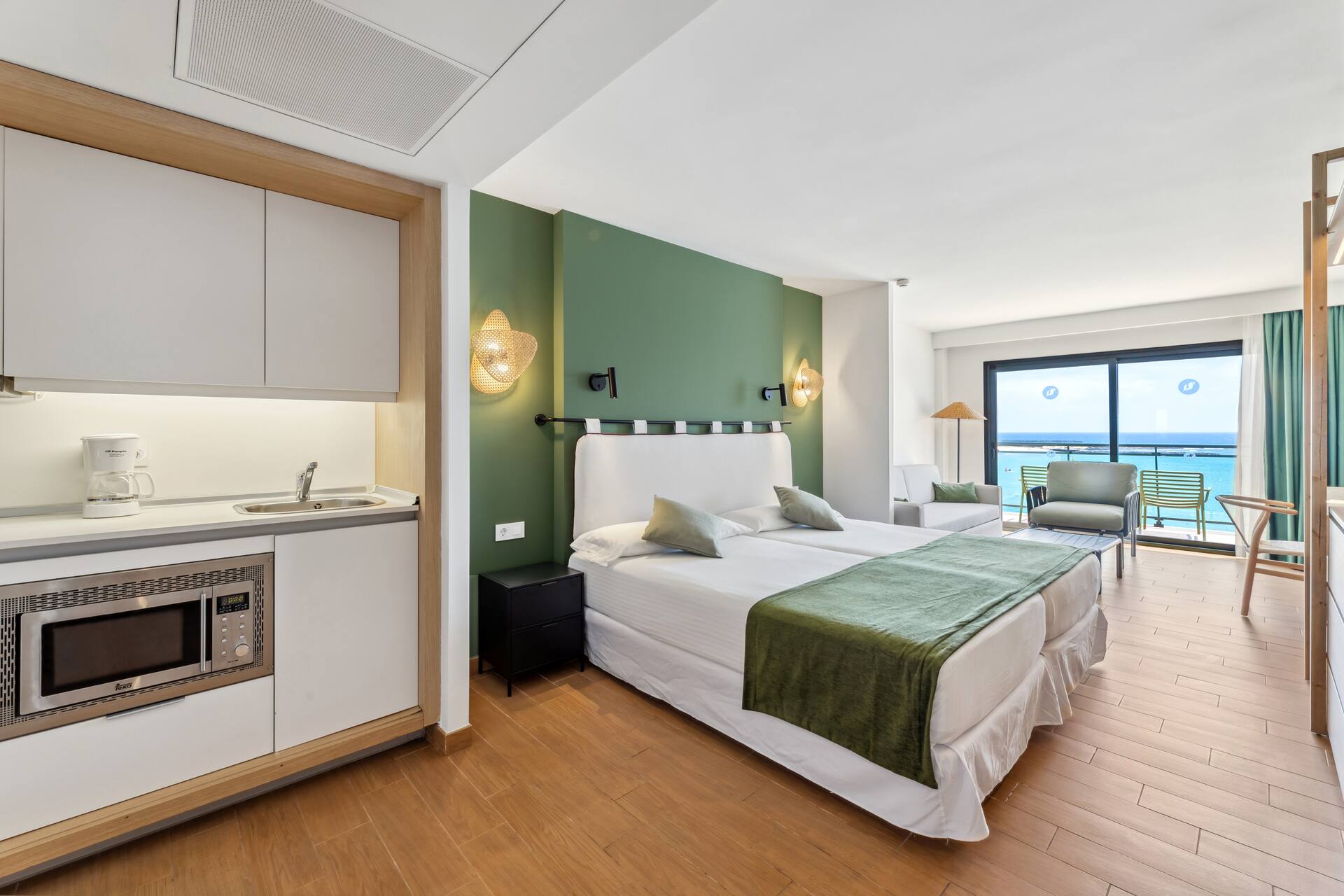 <p>Perhehuone, osittainen merinäköala</p>