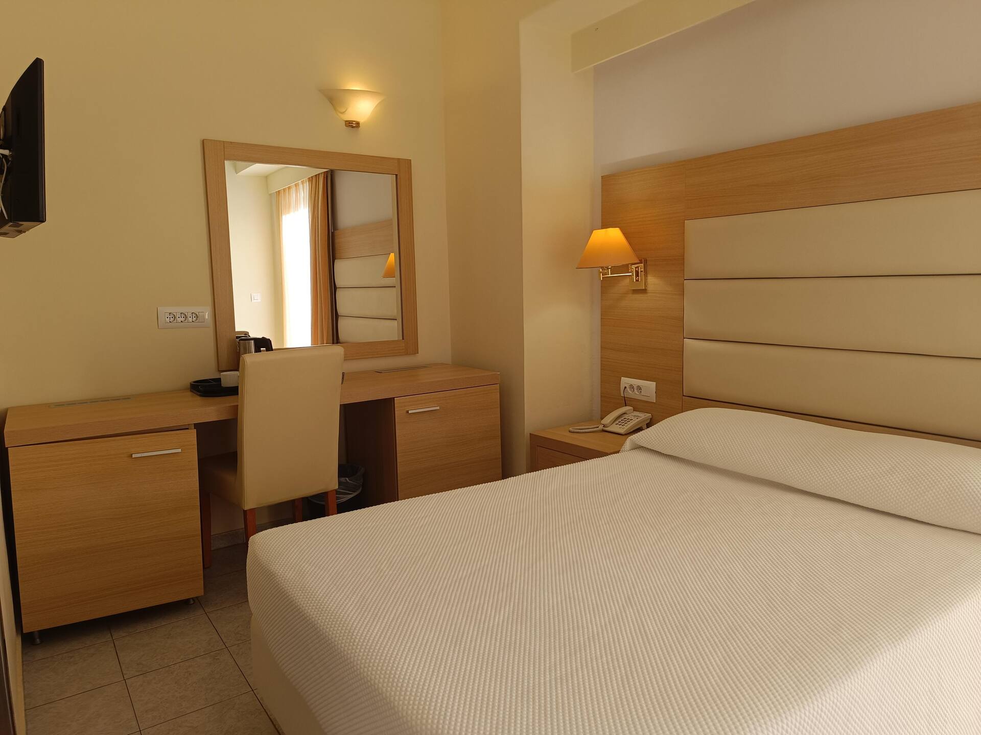 <p>Yhden hengen huone</p>