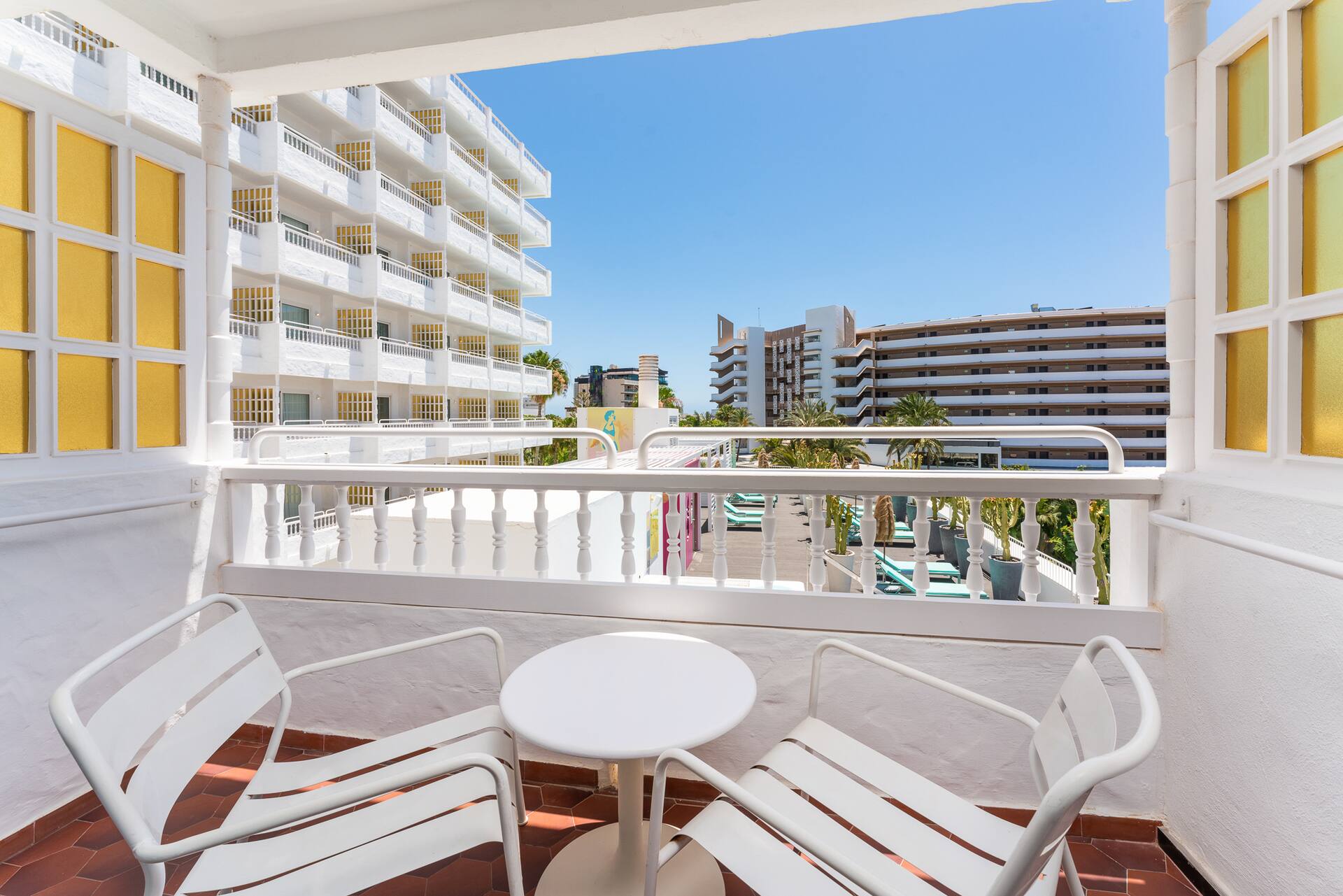 <p>Kahden hengen huone, parveke etelän puolella</p>