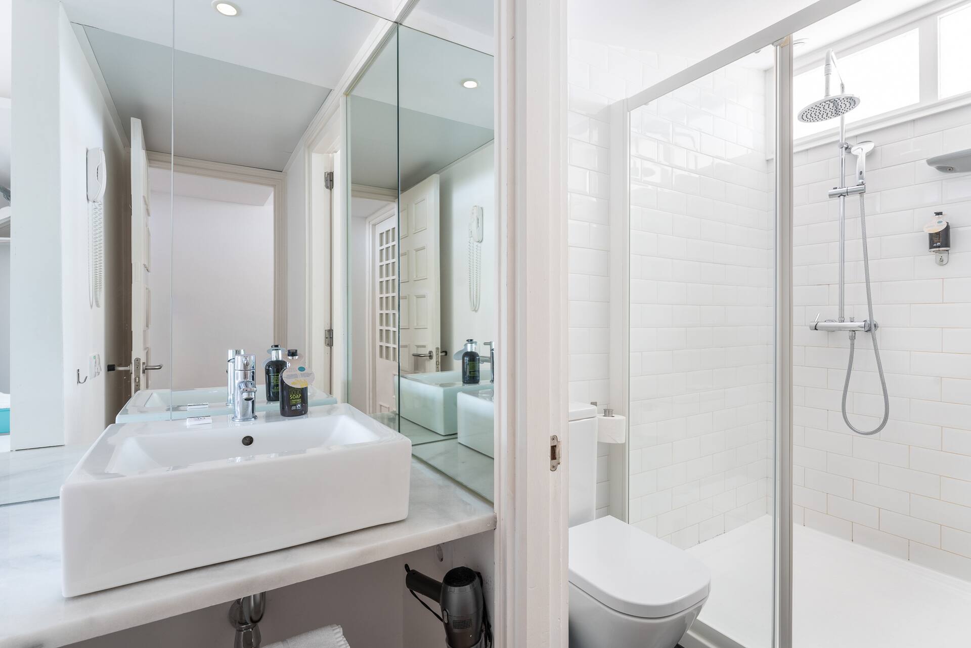 <p>Kahden hengen huone, parveke etelän puolella</p>