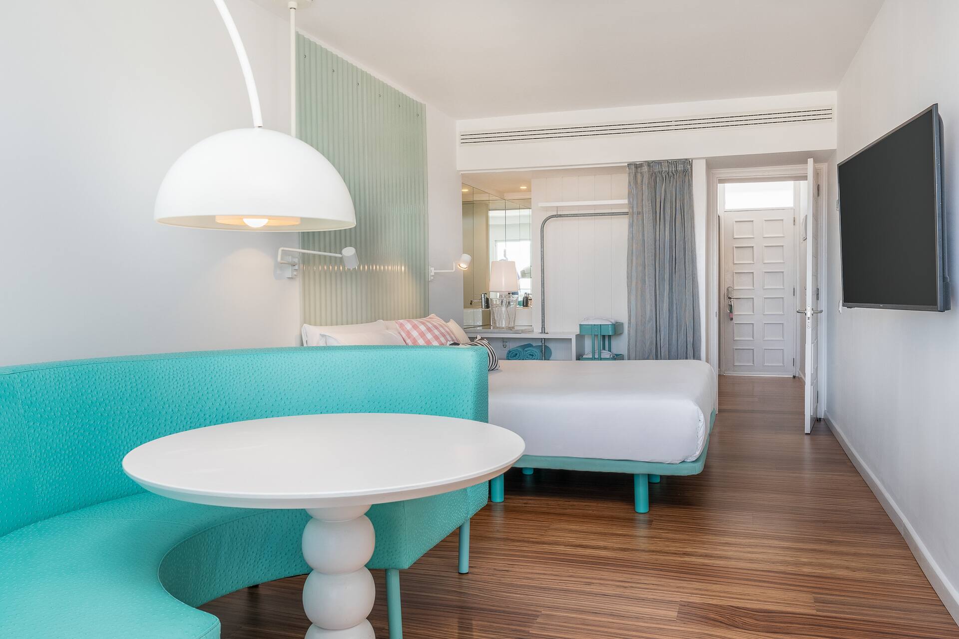 <p>Kahden hengen huone, parveke etelän puolella</p>