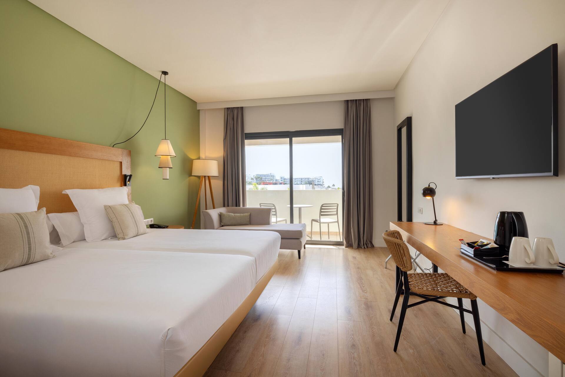 <p>Superior-huone, uima-allasnäköala</p>