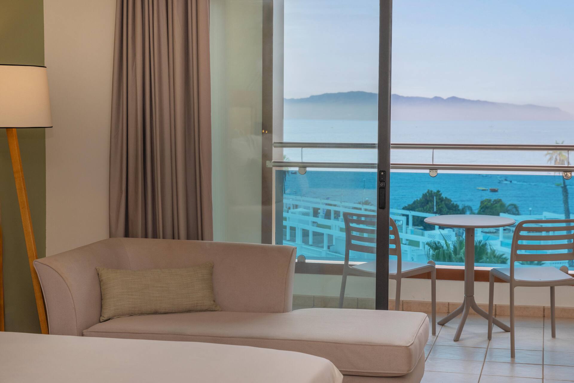 <p>Superior-huone, osittainen merinäköala</p>