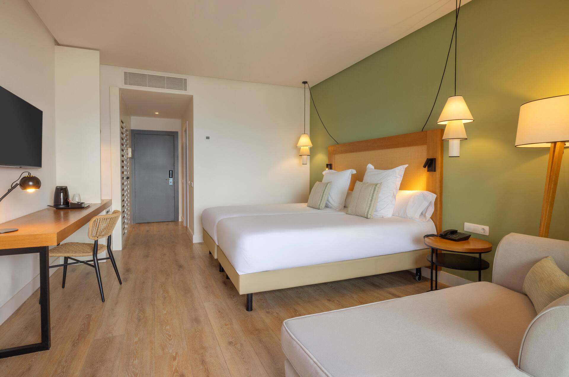 <p>Superior-huone, osittainen merinäköala</p>