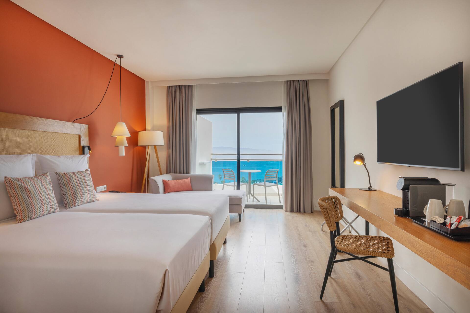 <p>My Favorite Club Superior -huone, osittainen merinäköala</p>