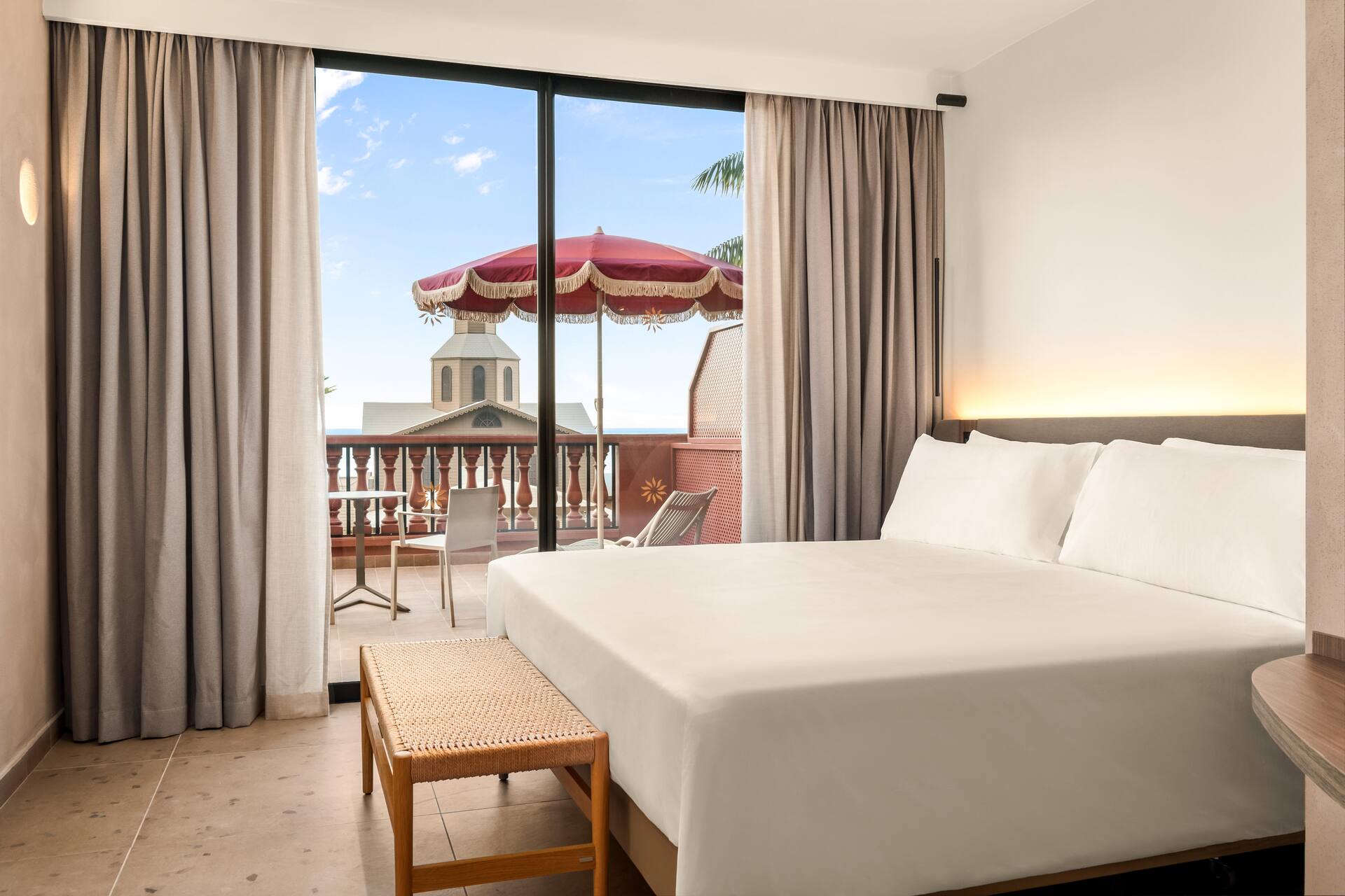 <p>Superior-huone meren puolella</p>