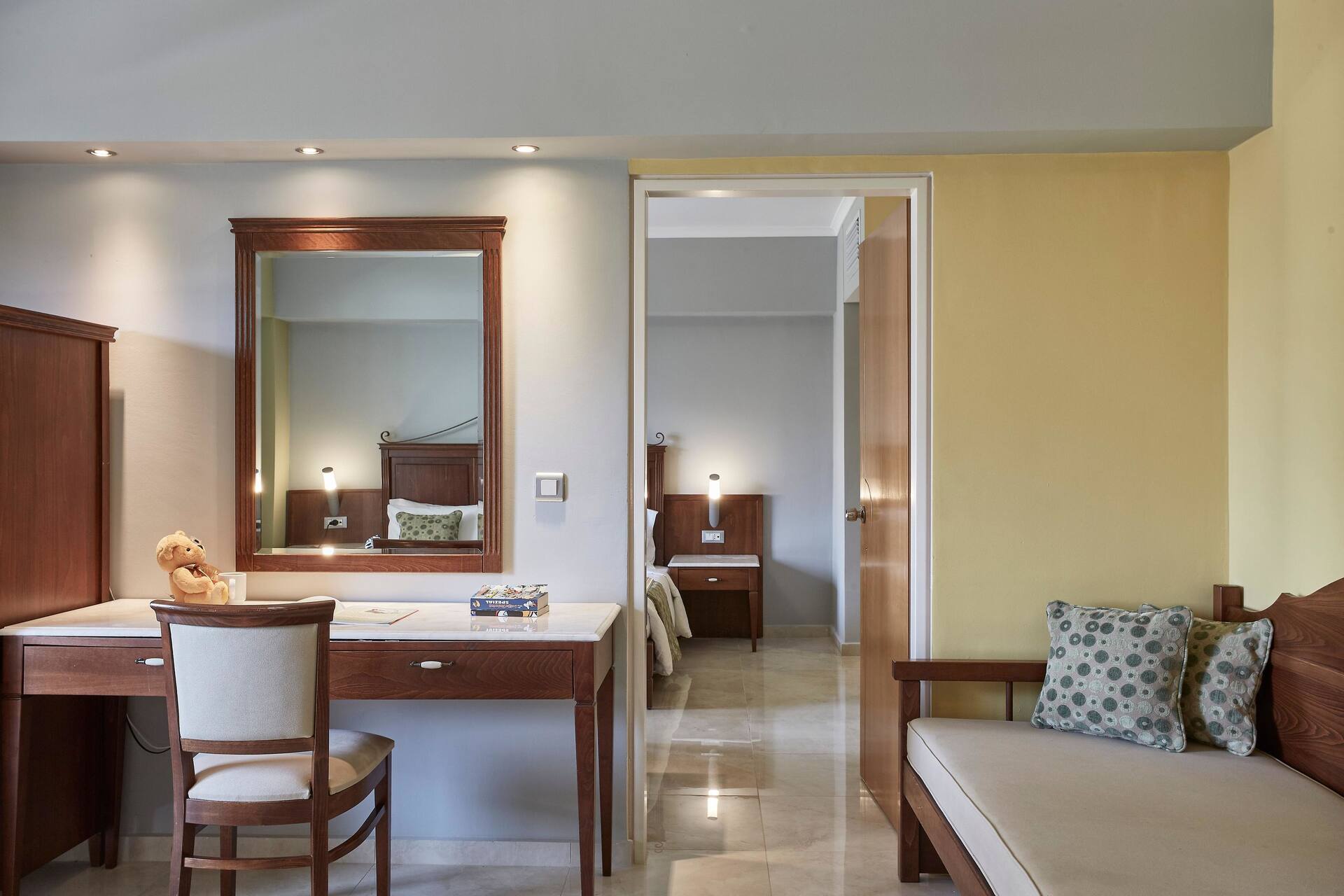 <p>Superior-perhehuone</p>