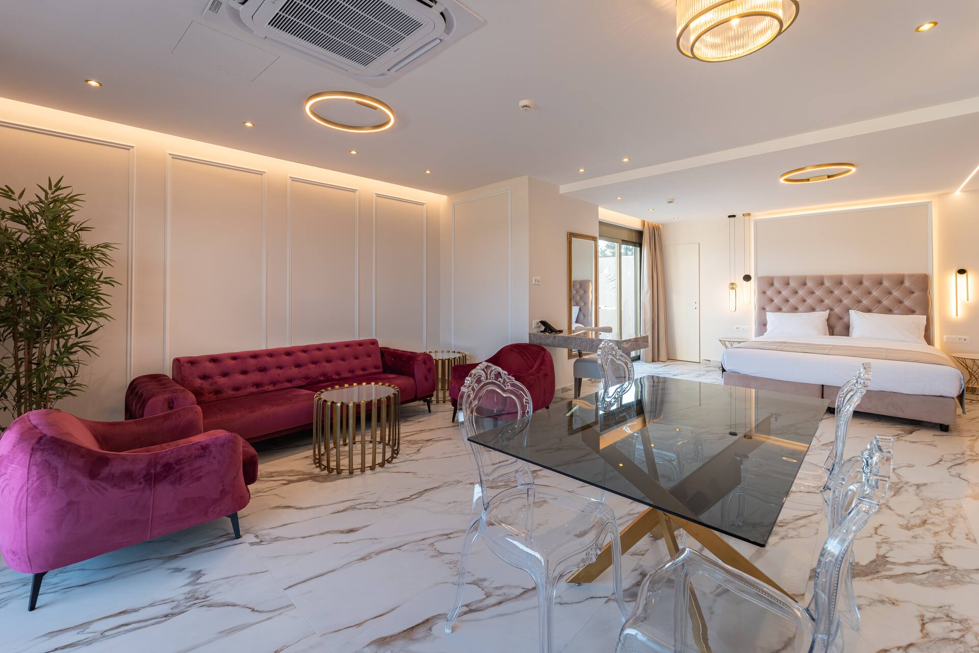 <p>Deluxe King -sviitti, parveke, jolla yksityinen poreallas</p>