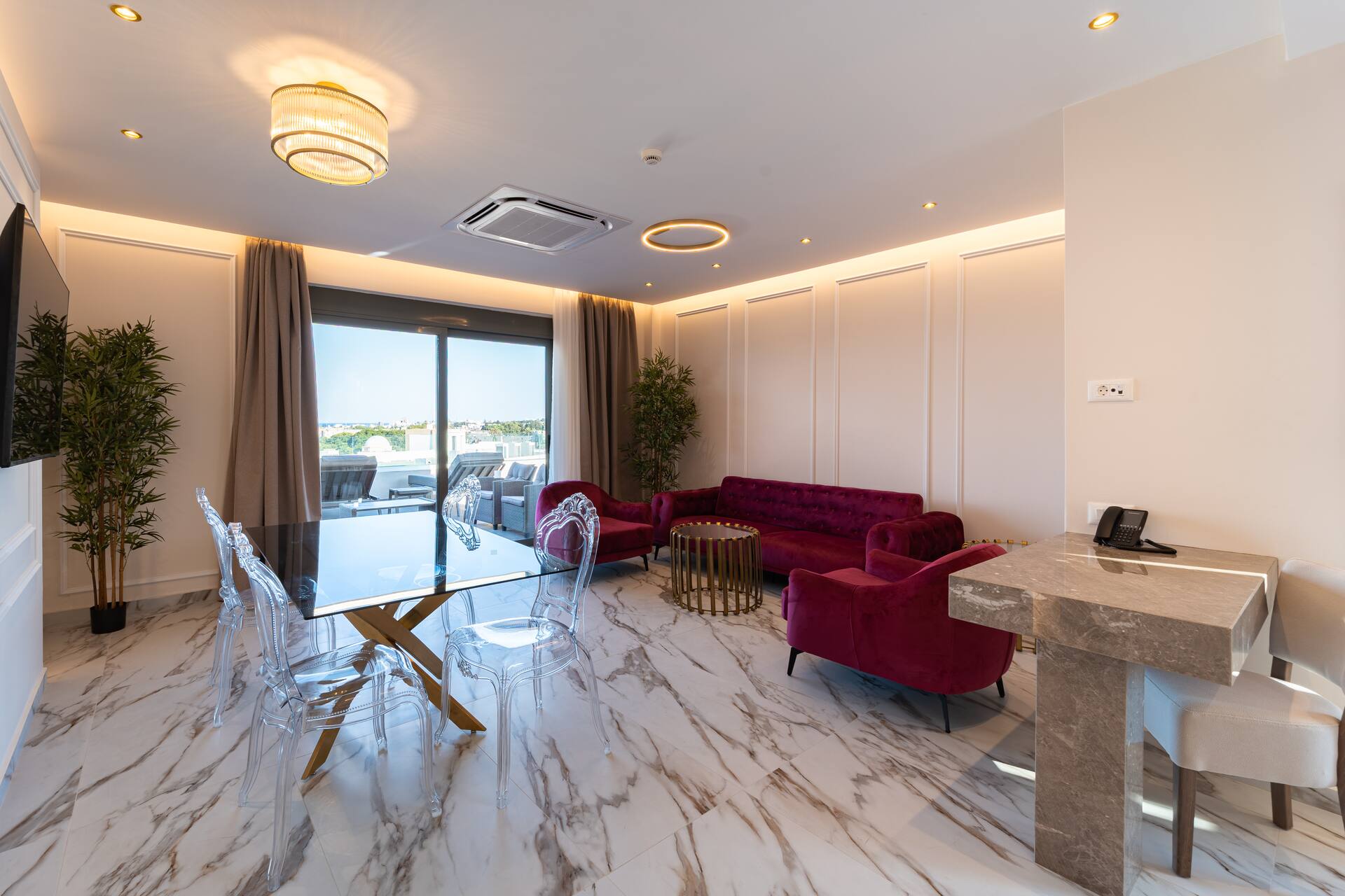 <p>Deluxe King -sviitti, parveke, jolla yksityinen poreallas</p>