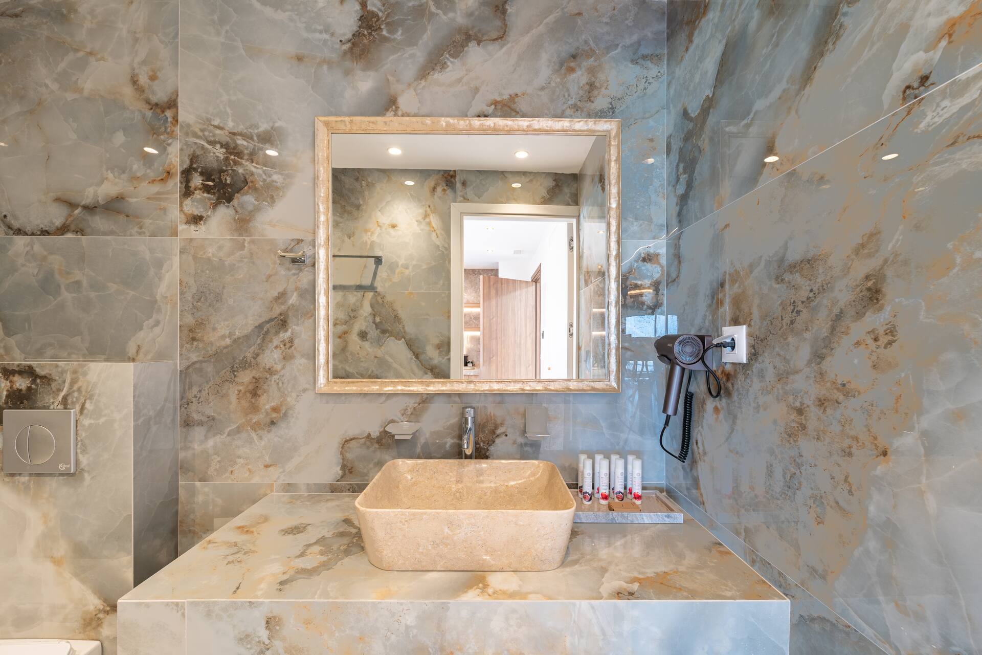 <p>Deluxe King -sviitti, parveke, jolla yksityinen poreallas</p>