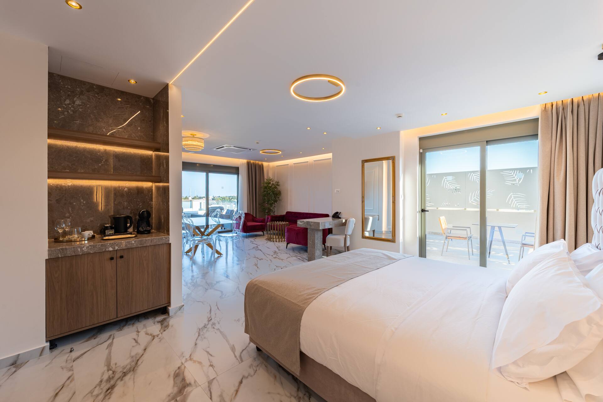 <p>Deluxe King -sviitti, parveke, jolla yksityinen poreallas</p>