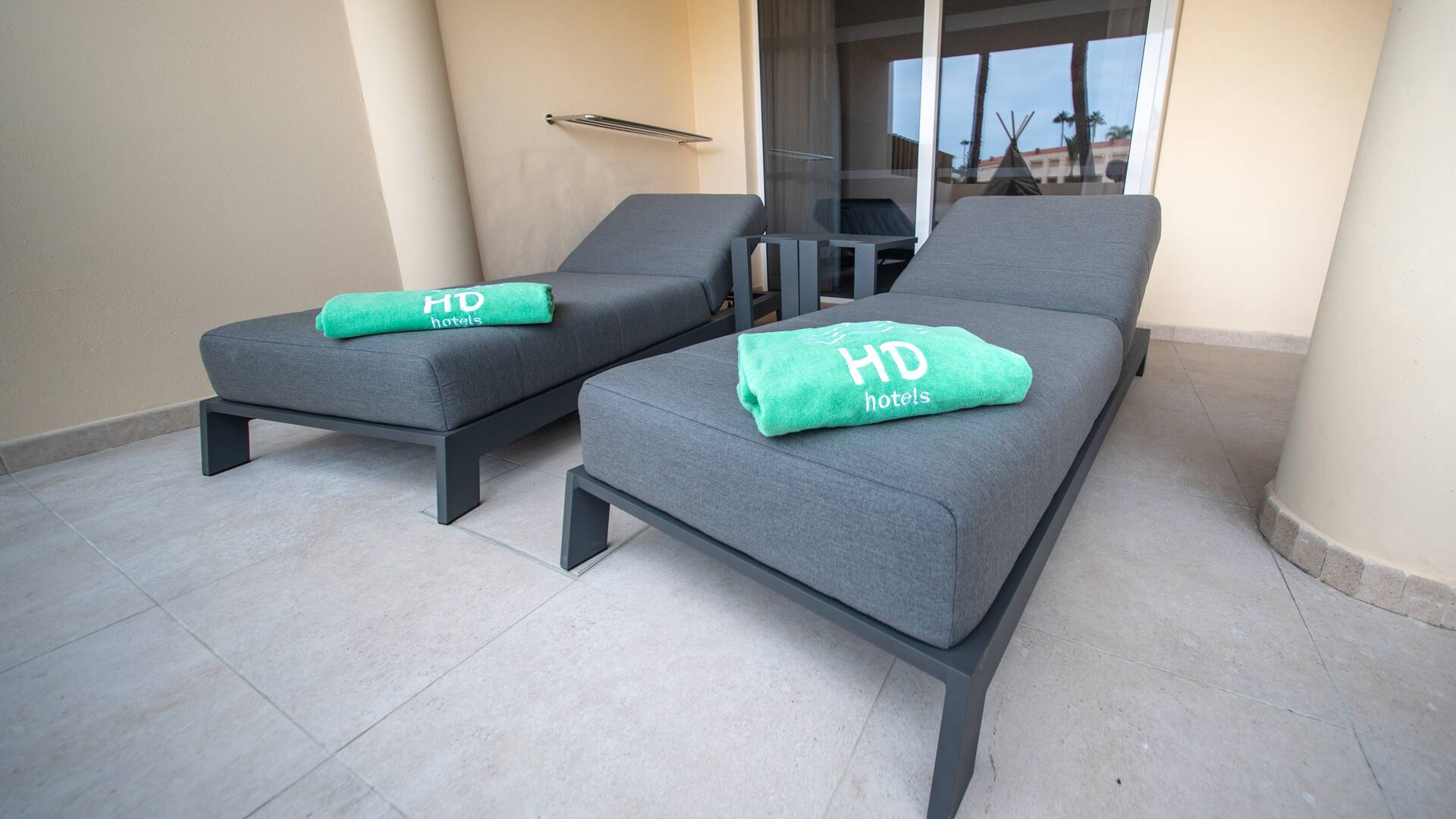 <p>Premium Kid Suite -sviitti, terassilla poreamme, näkymä uima-altaalle</p>