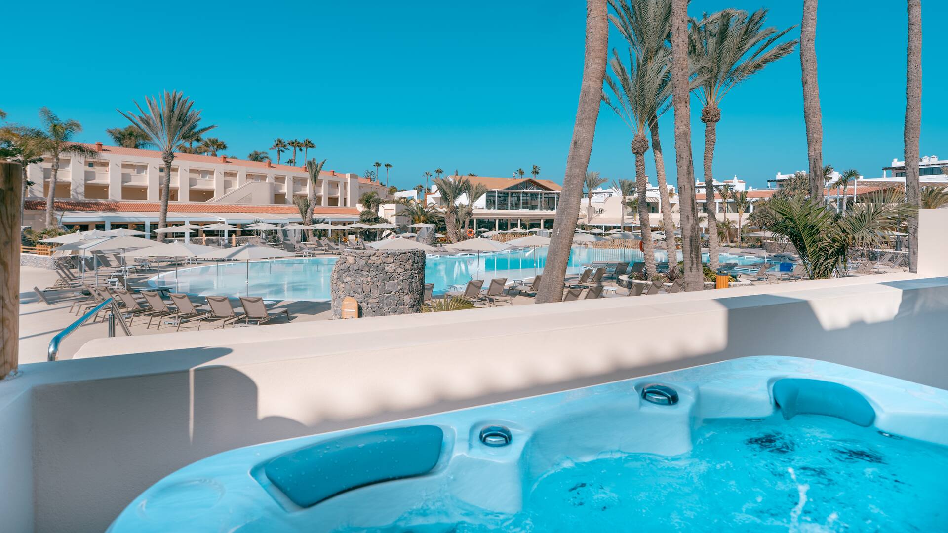 <p>Premium Kid Suite -sviitti, terassilla poreamme, näkymä uima-altaalle</p>