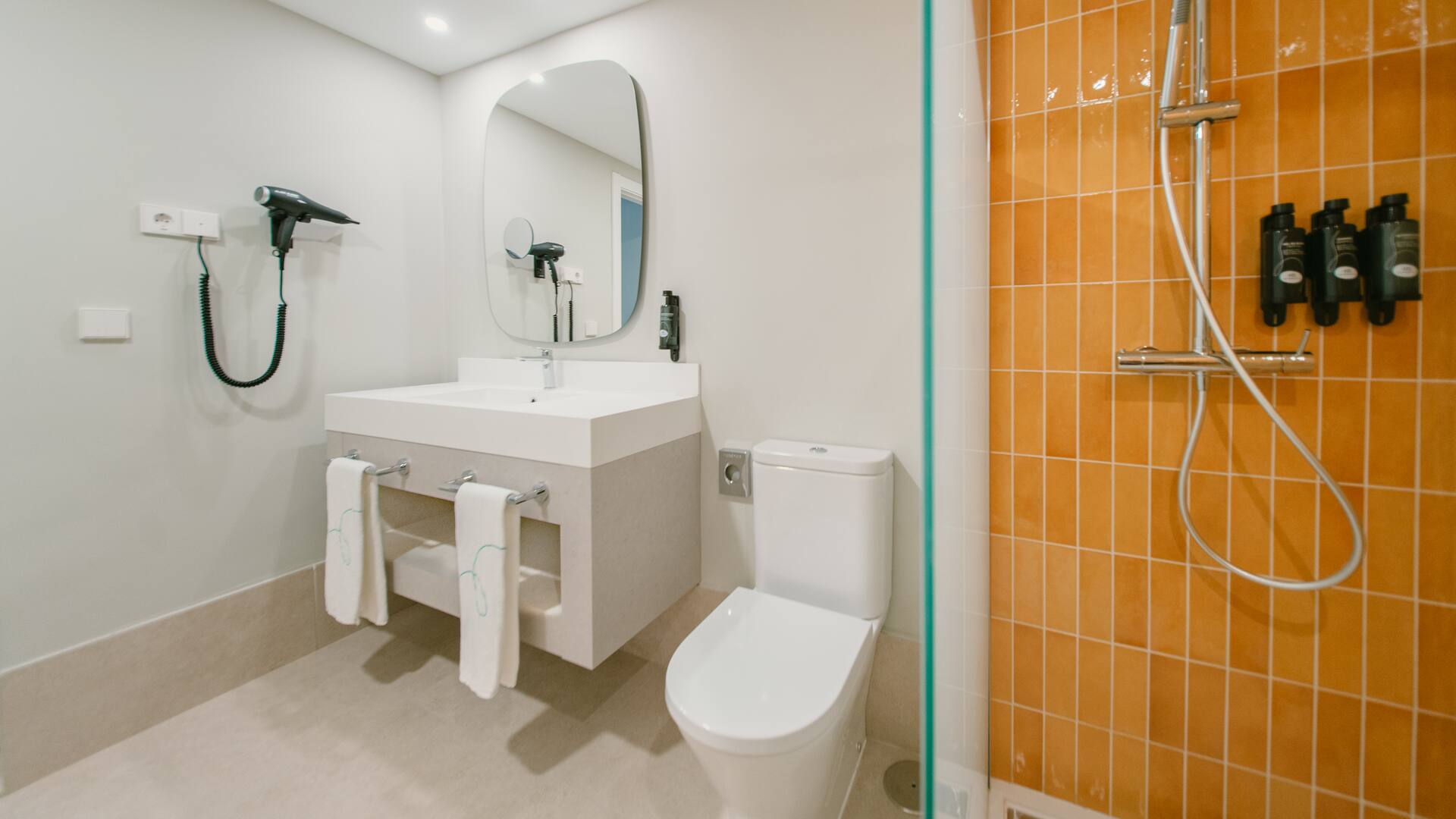 <p>Premium Kid Suite -sviitti, terassilla poreamme, näkymä uima-altaalle</p>