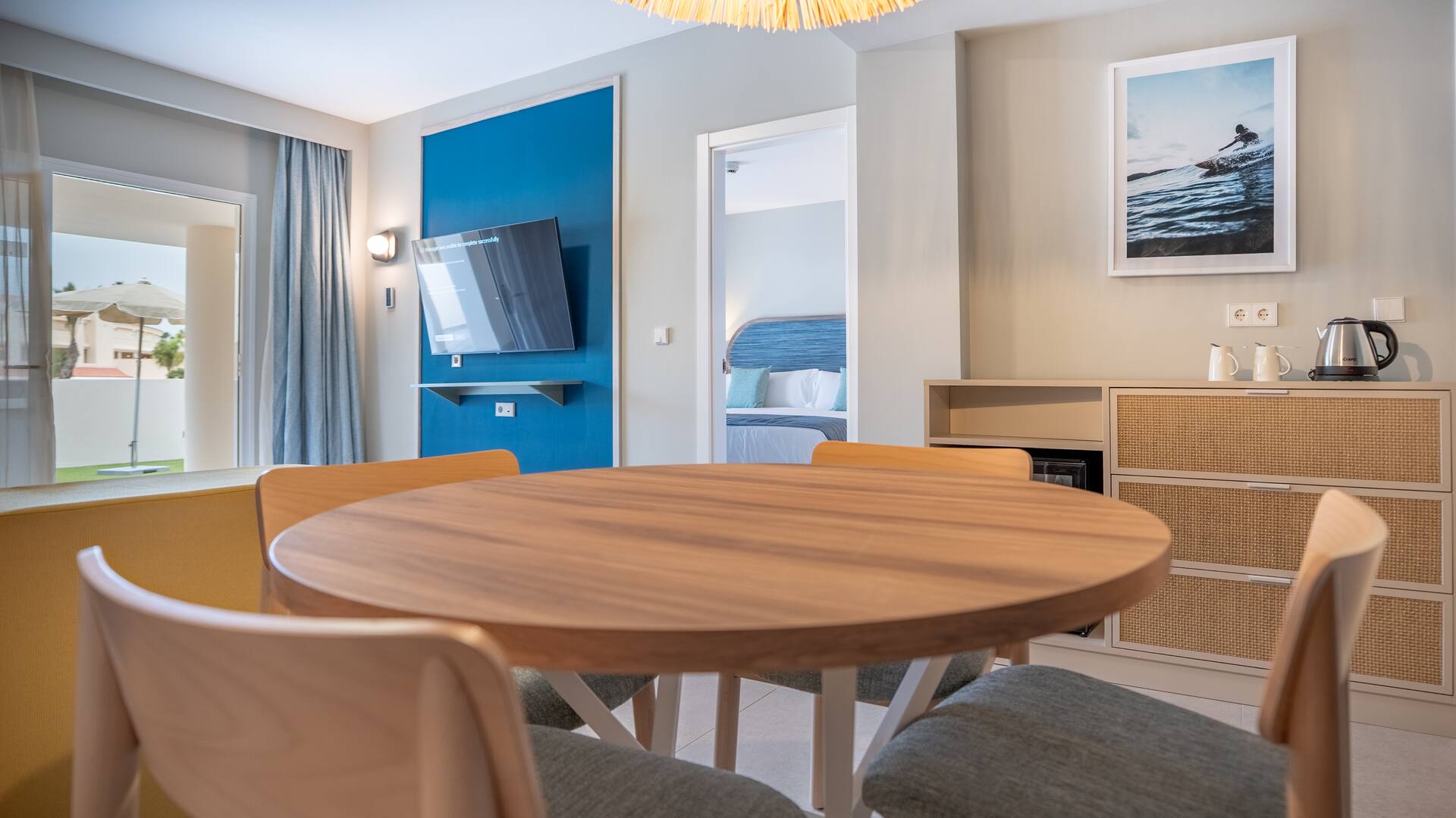 <p>Premium Kid Suite -sviitti, terassilla poreamme, näkymä uima-altaalle</p>