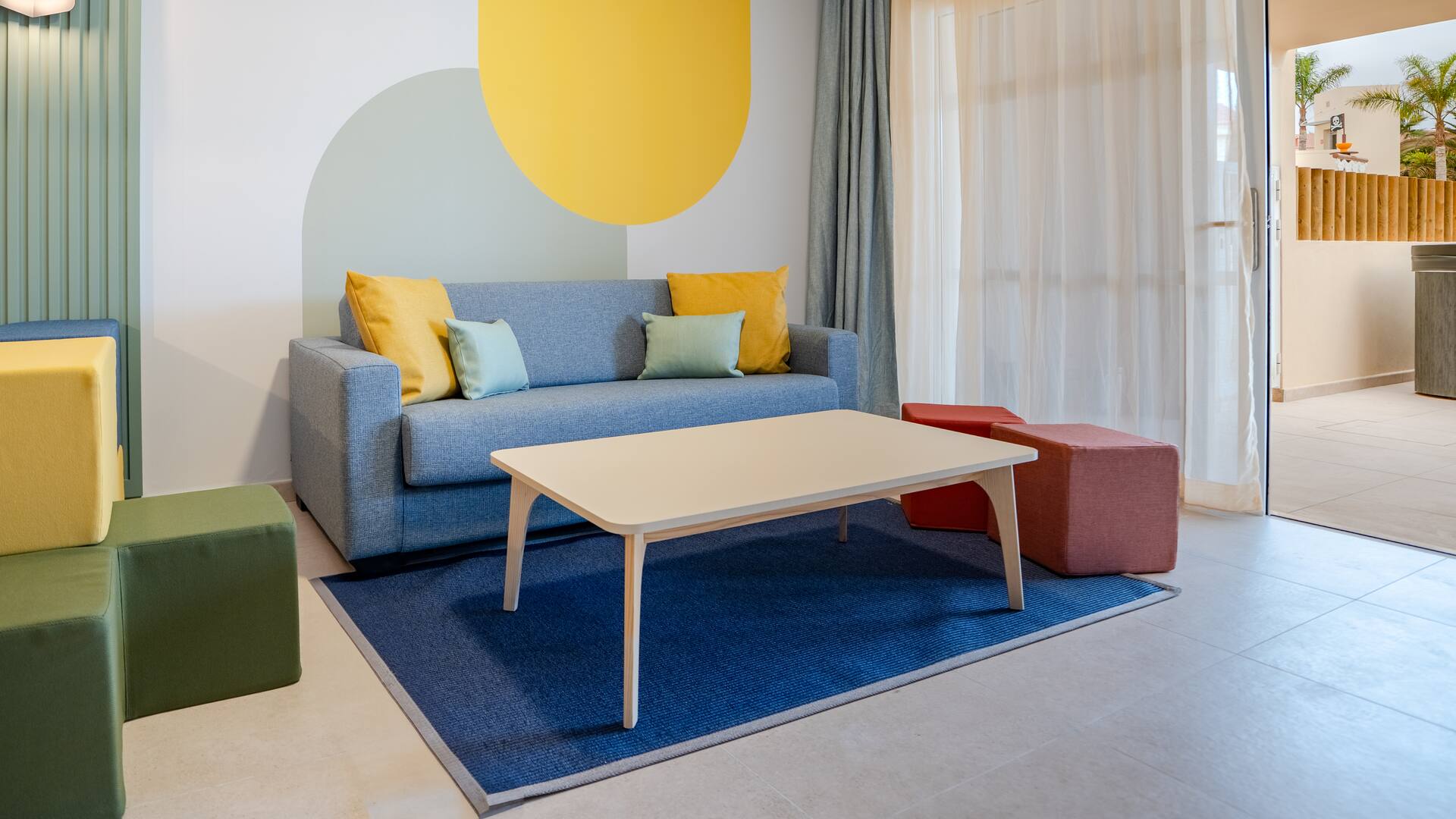 <p>Premium Kid Suite -sviitti, terassilla poreamme, näkymä uima-altaalle</p>