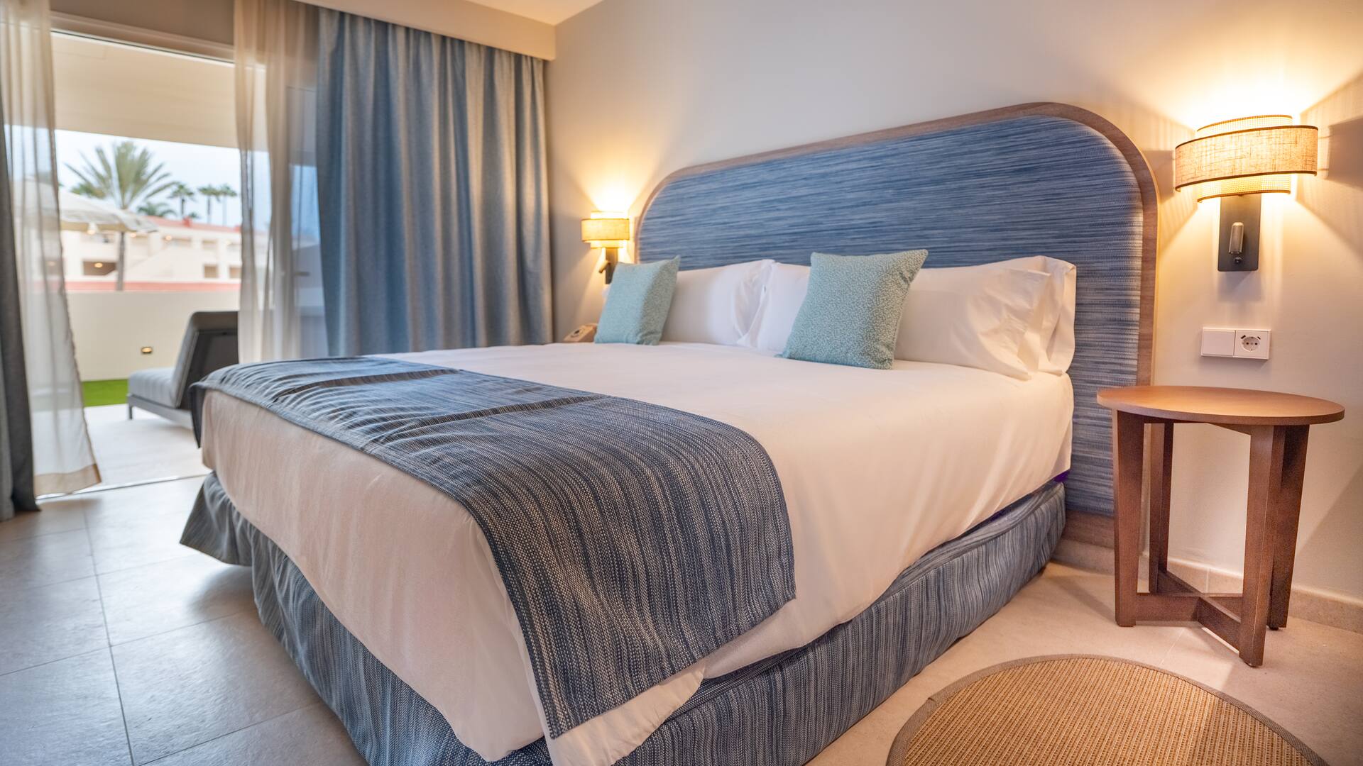 <p>Premium Kid Suite -sviitti, terassilla poreamme, näkymä uima-altaalle</p>