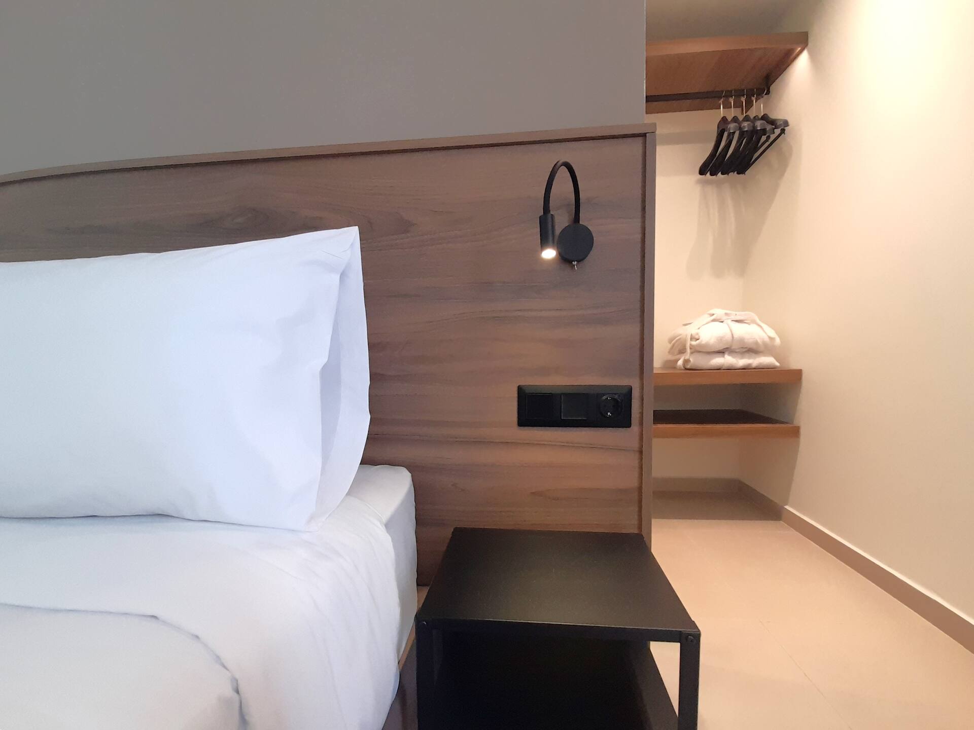 <p>Economy-huone, parveke</p>