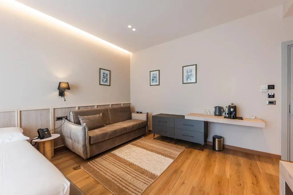 <p>kahden hengen Deluxe-huone, parveke, merinäköala</p>