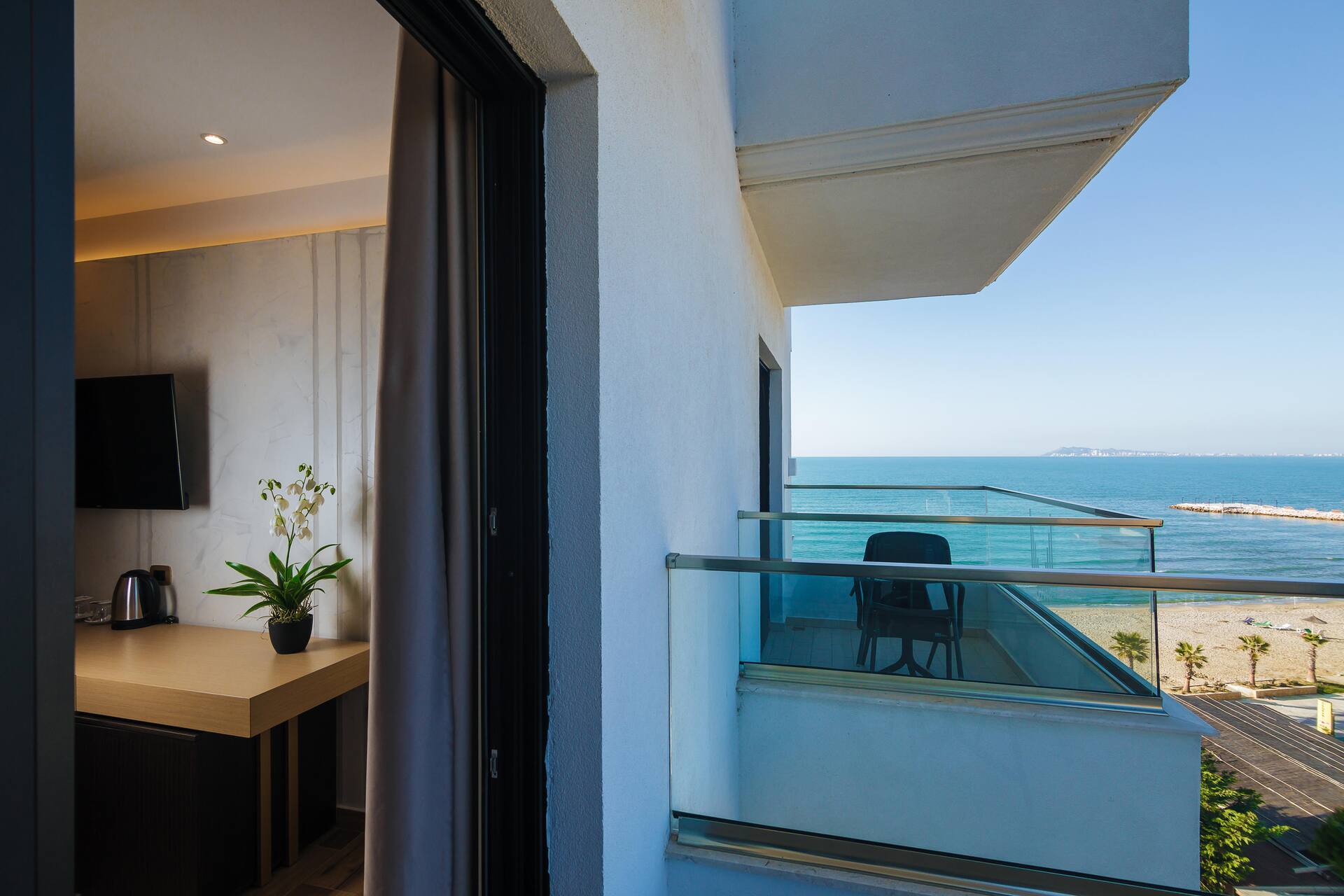 <p>Superior-huone, sivuttainen merinäköala</p>