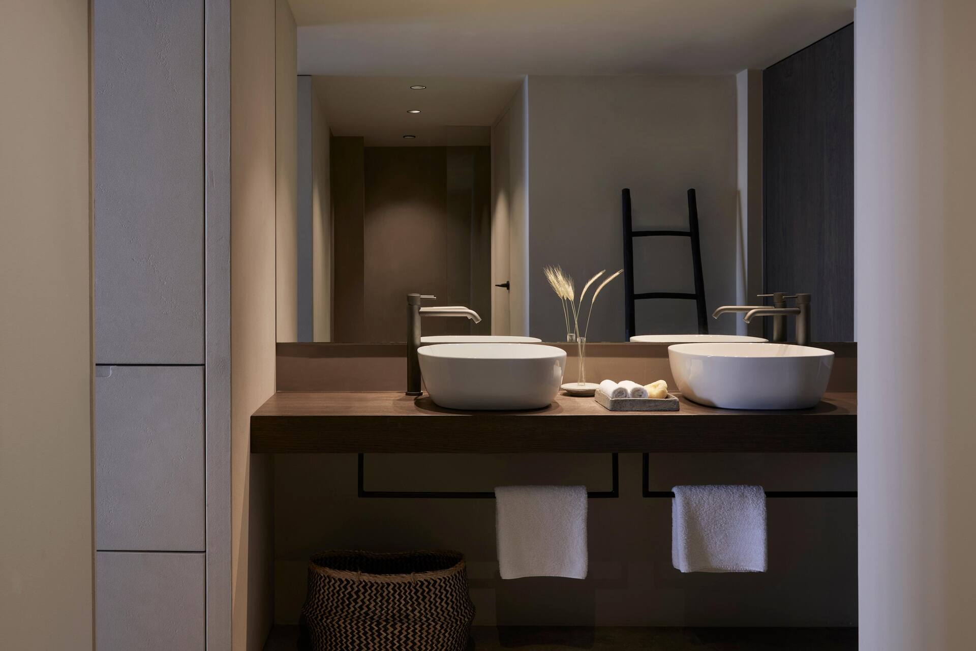 <p>ZEN-bungalowhuone lähellä rantaa</p>